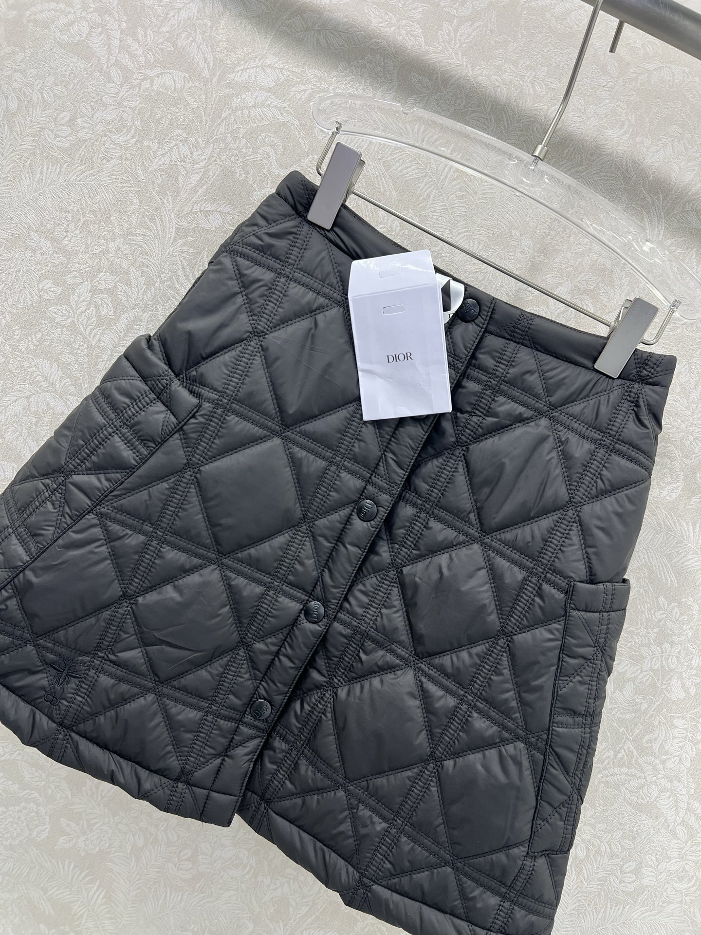 🔥🔥DIO*25新款藤格纹戴妃格夹棉单排扣短裙半裙 定制五金整体戴妃格 两侧口袋设计 下摆小蜜蜂刺绣 帅