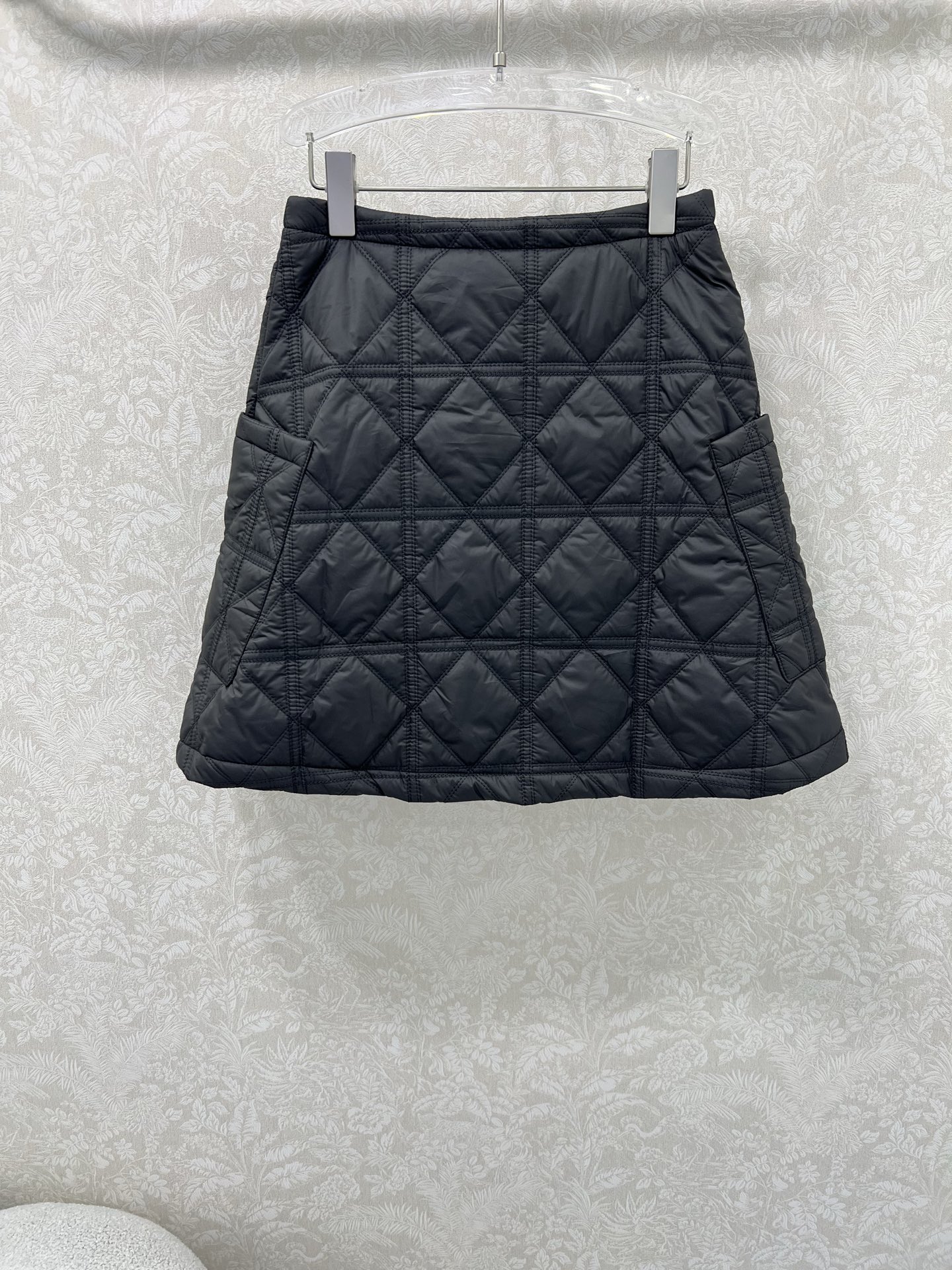 🔥🔥DIO*25新款藤格纹戴妃格夹棉单排扣短裙半裙 定制五金整体戴妃格 两侧口袋设计 下摆小蜜蜂刺绣 帅