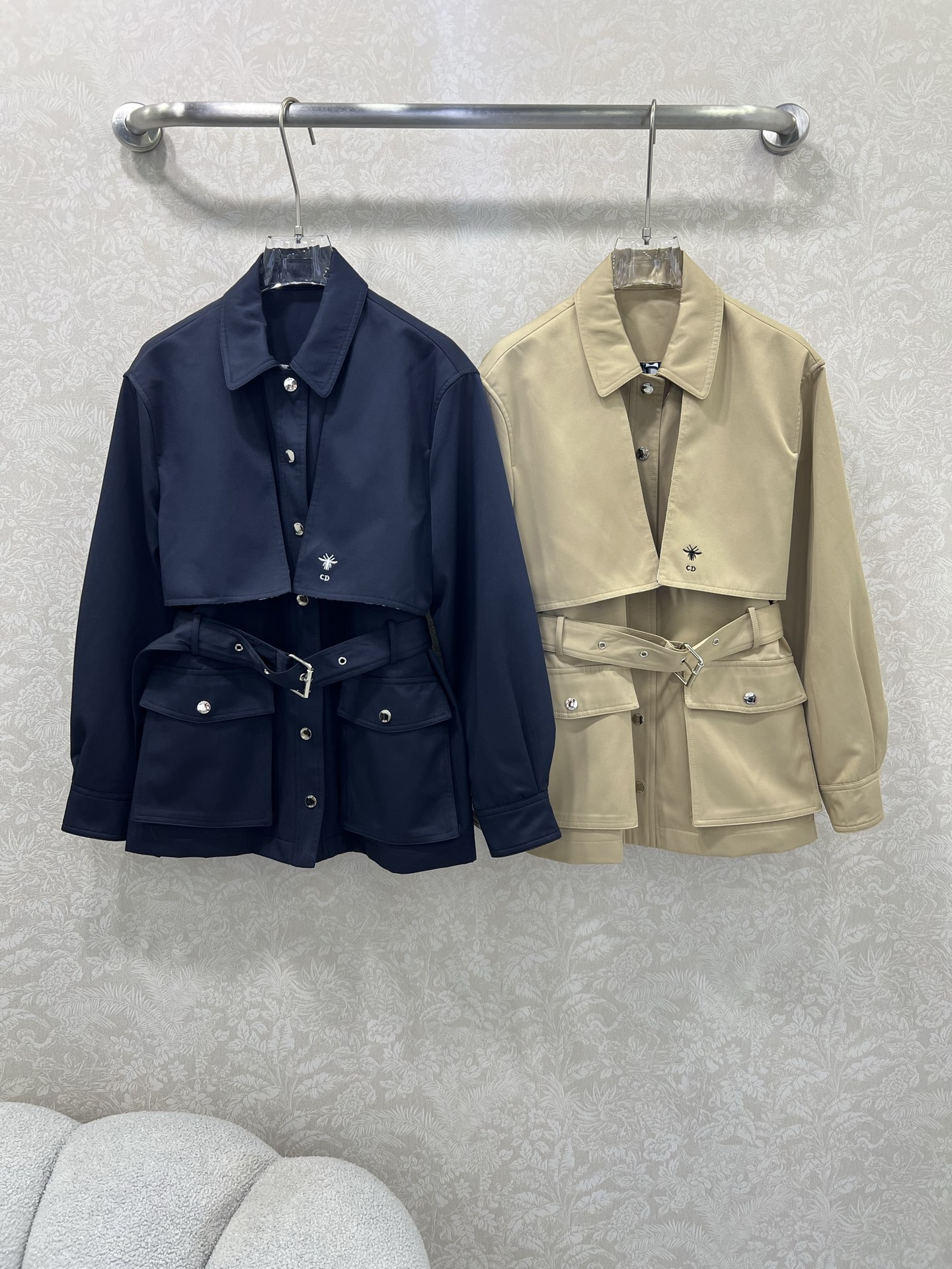 🔥🔥DIO* 25秋冬新款系带短款风衣外套🧥 超经典一定是让人眼前一亮的一款！版型无敌！完全不压身高 高