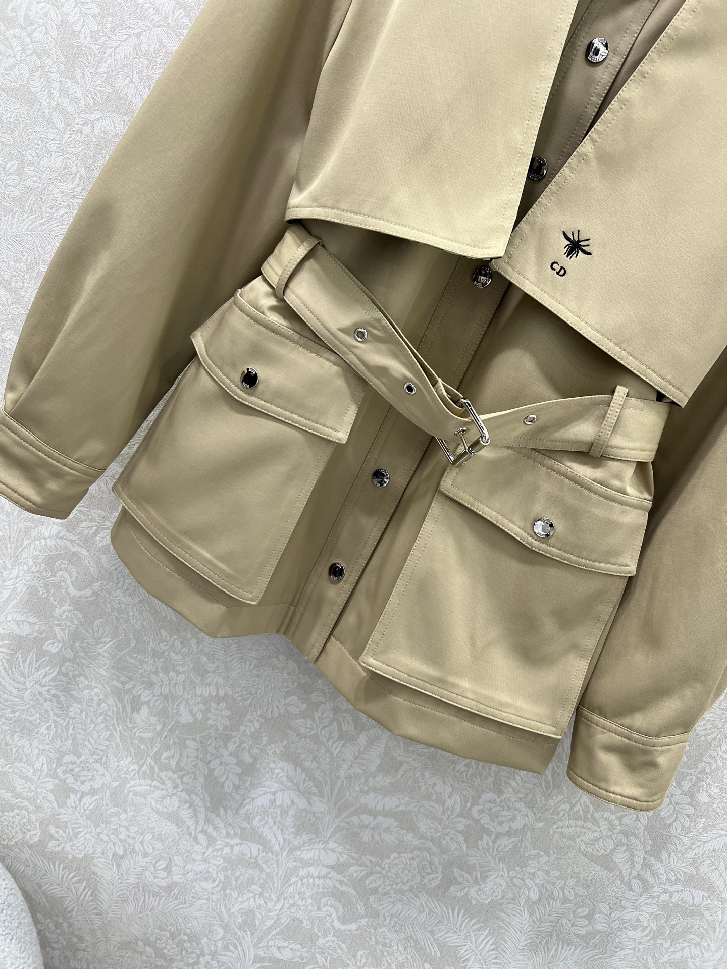 🔥🔥DIO* 25秋冬新款系带短款风衣外套🧥 超经典一定是让人眼前一亮的一款！版型无敌！完全不压身高 高