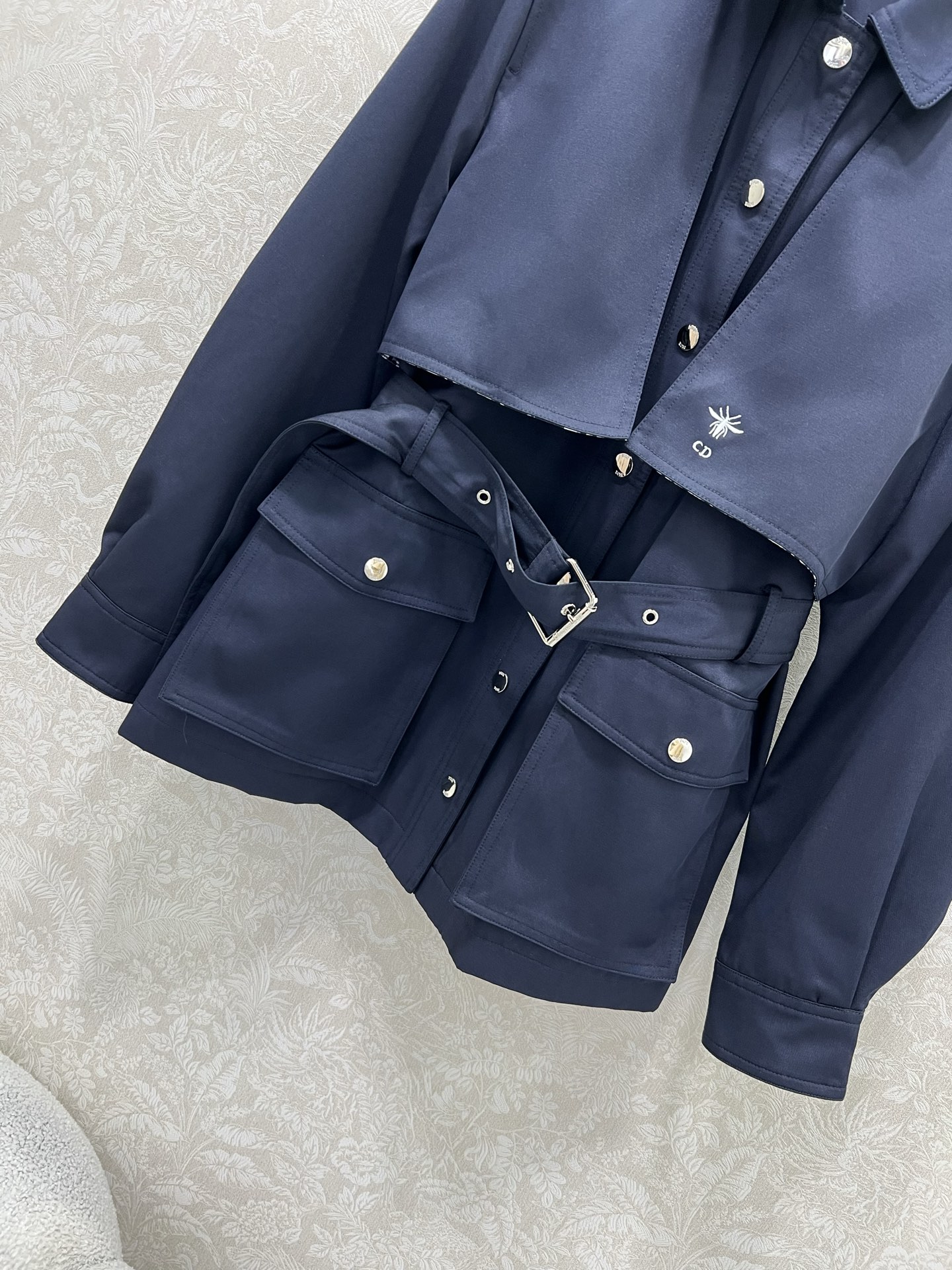 🔥🔥DIO* 25秋冬新款系带短款风衣外套🧥 超经典一定是让人眼前一亮的一款！版型无敌！完全不压身高 高