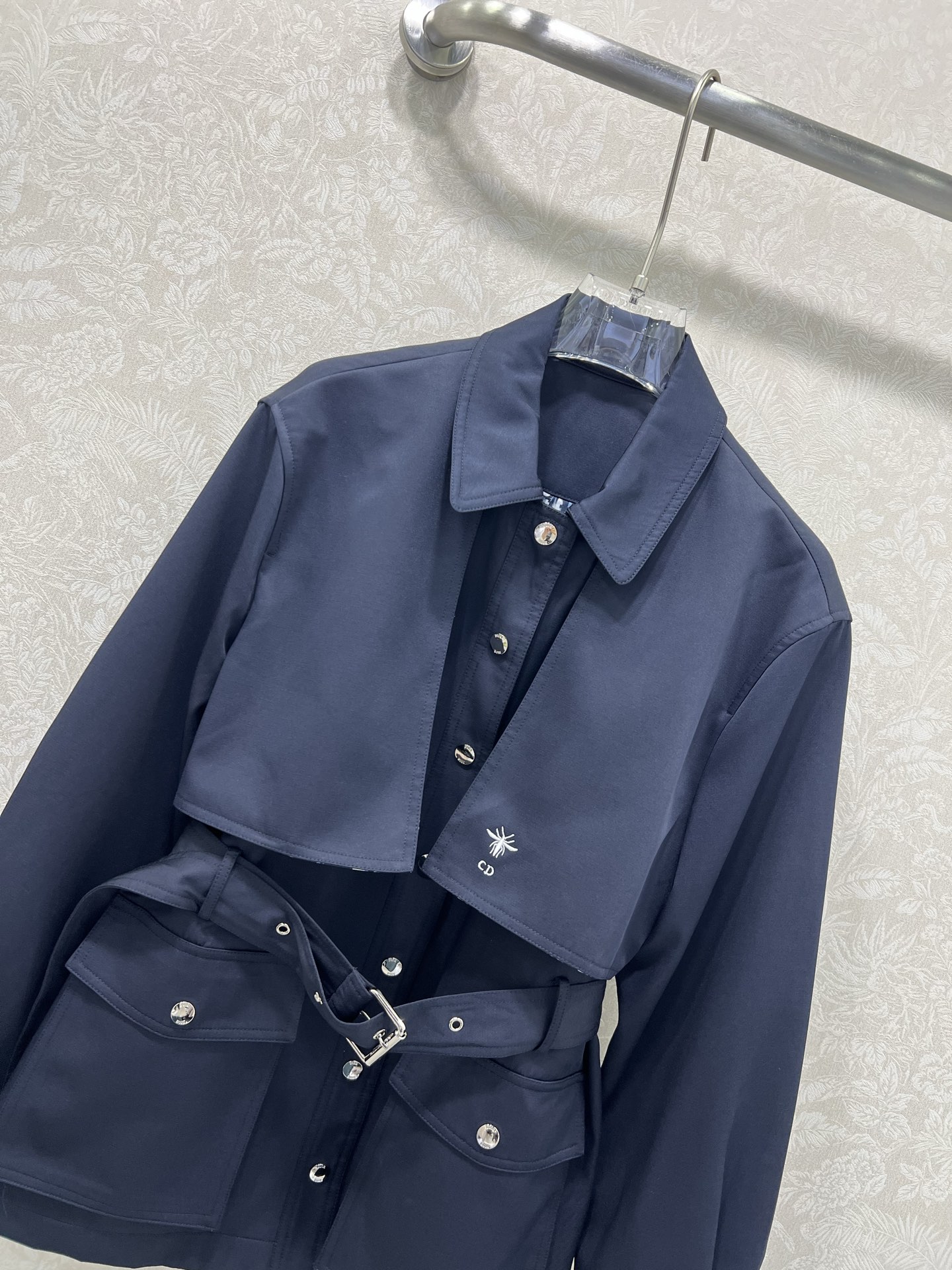 🔥🔥DIO* 25秋冬新款系带短款风衣外套🧥 超经典一定是让人眼前一亮的一款！版型无敌！完全不压身高 高