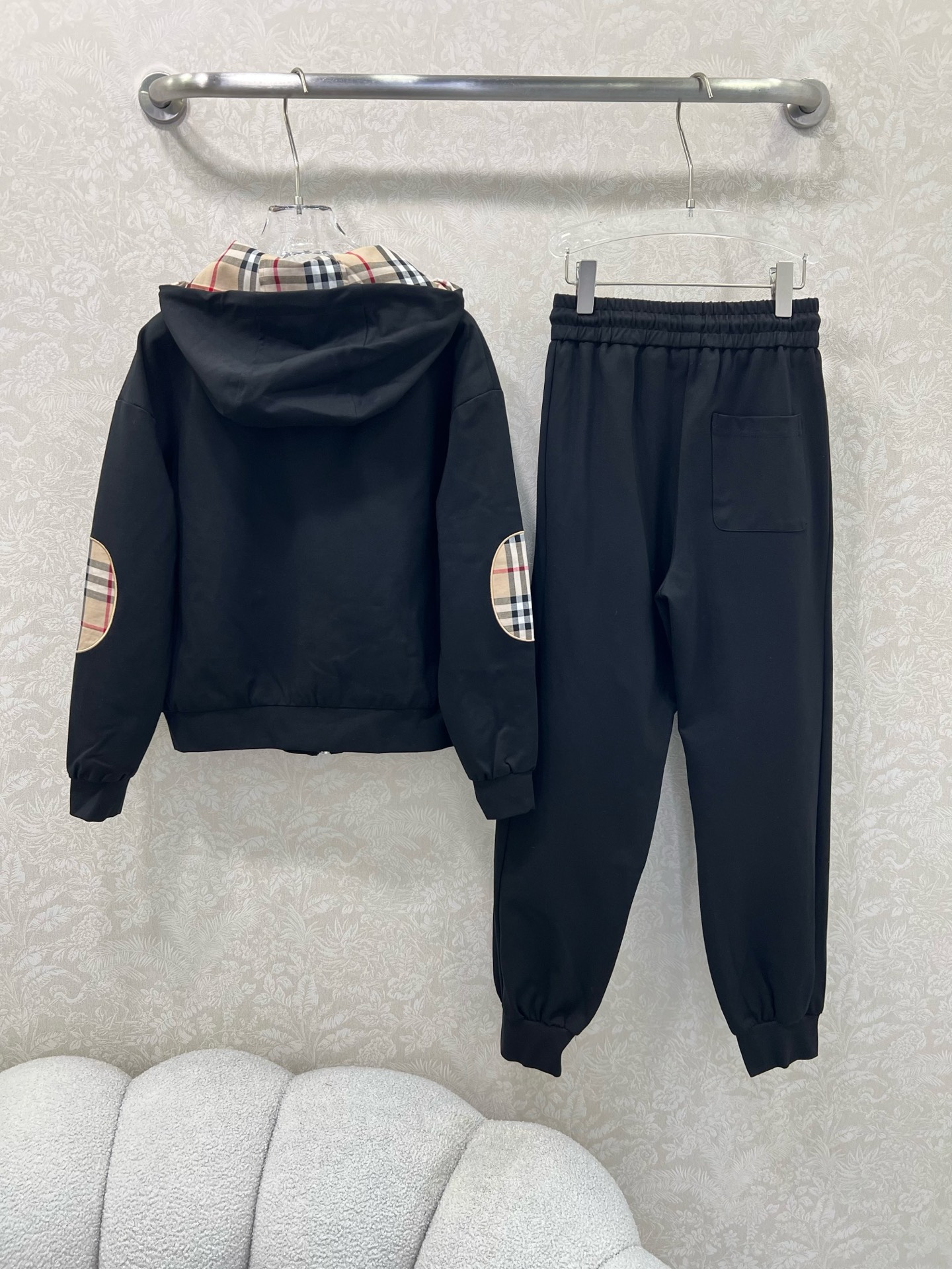 🔥🔥Burber*y 25秋冬新品套装！整套出售❗高端定制棉质螺纹带帽拉链外套 搭配松紧腰长裤 重工刺绣