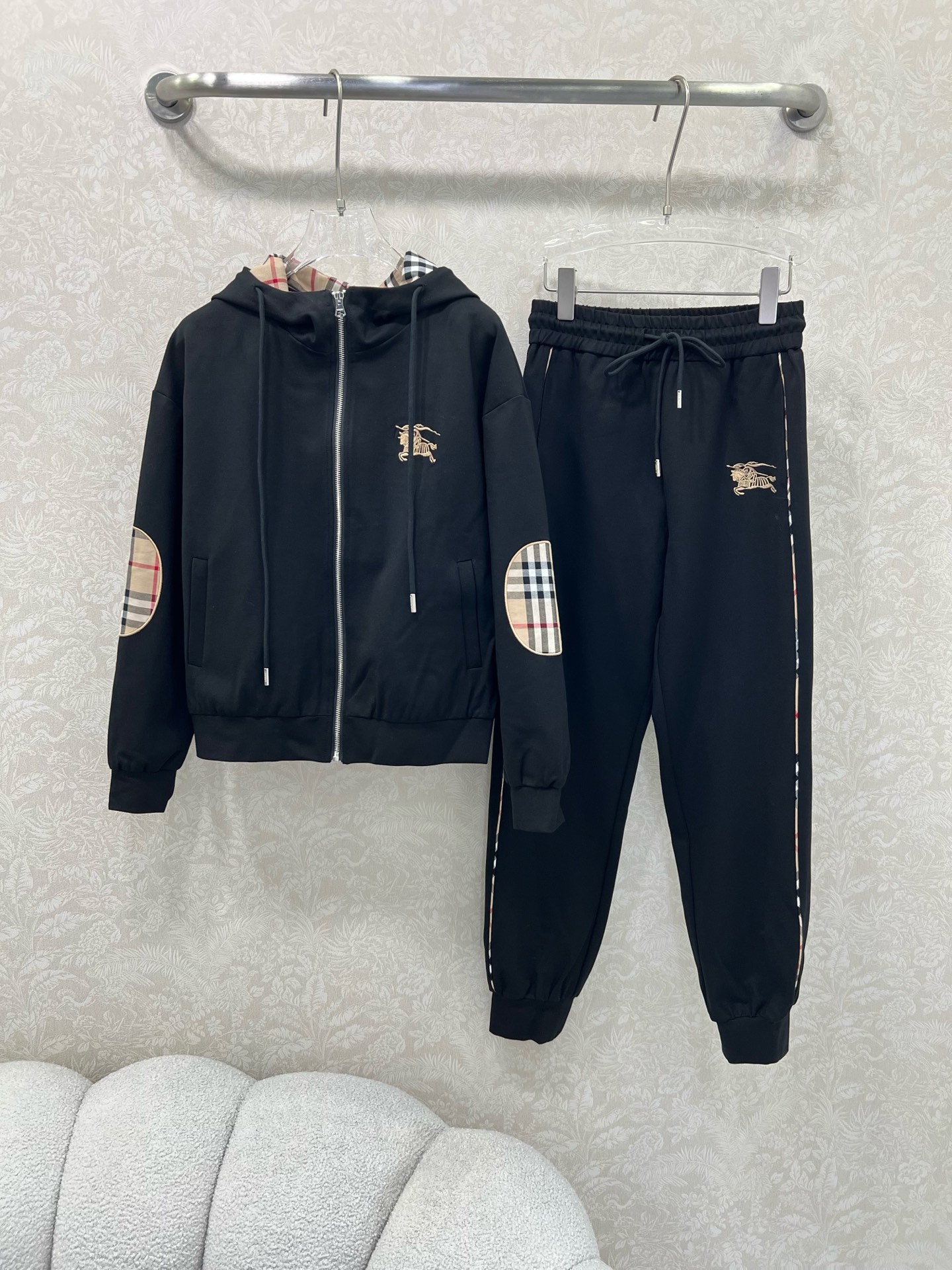 🔥🔥Burber*y 25秋冬新品套装！整套出售❗高端定制棉质螺纹带帽拉链外套 搭配松紧腰长裤 重工刺绣