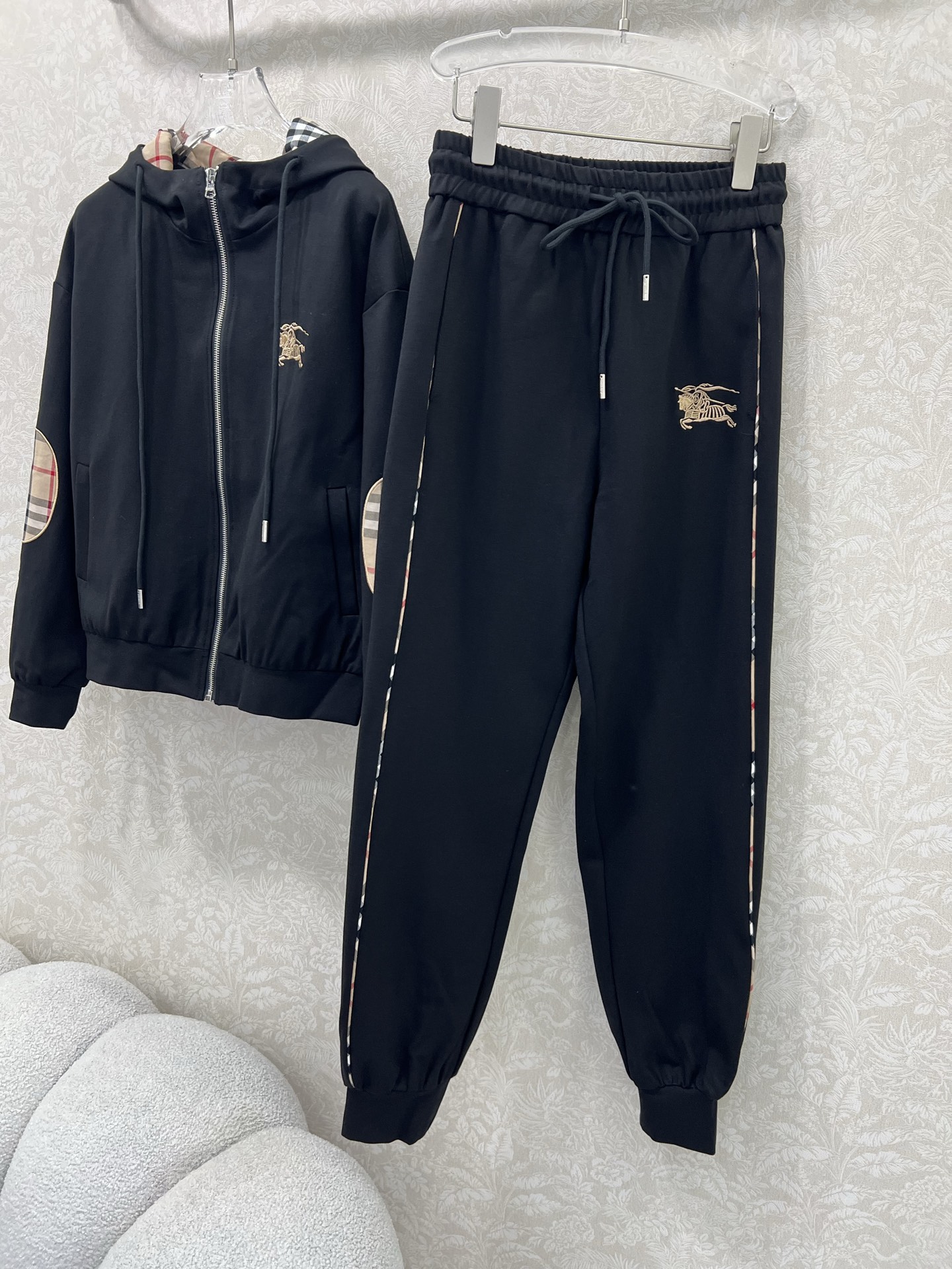 🔥🔥Burber*y 25秋冬新品套装！整套出售❗高端定制棉质螺纹带帽拉链外套 搭配松紧腰长裤 重工刺绣