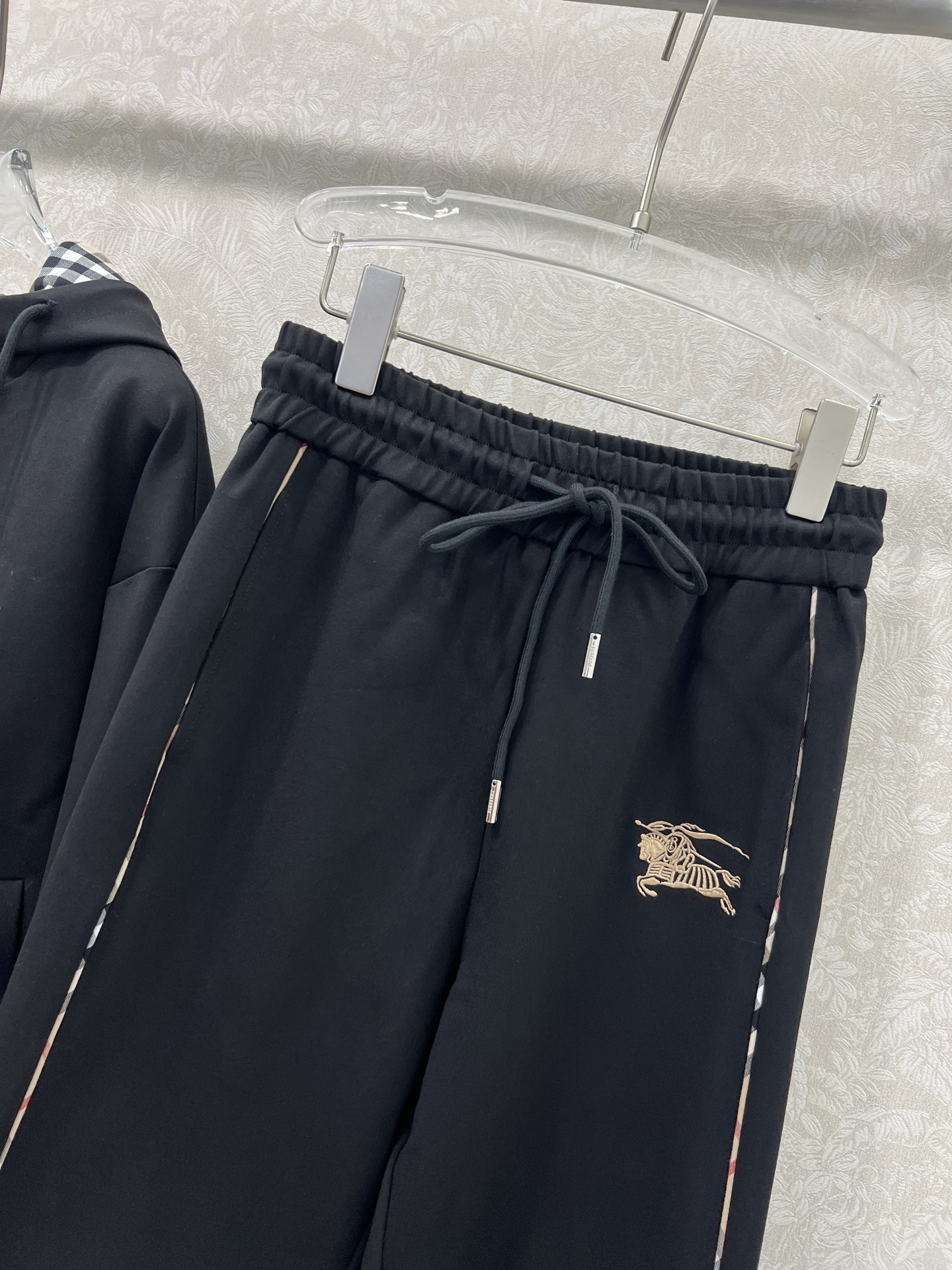 🔥🔥Burber*y 25秋冬新品套装！整套出售❗高端定制棉质螺纹带帽拉链外套 搭配松紧腰长裤 重工刺绣