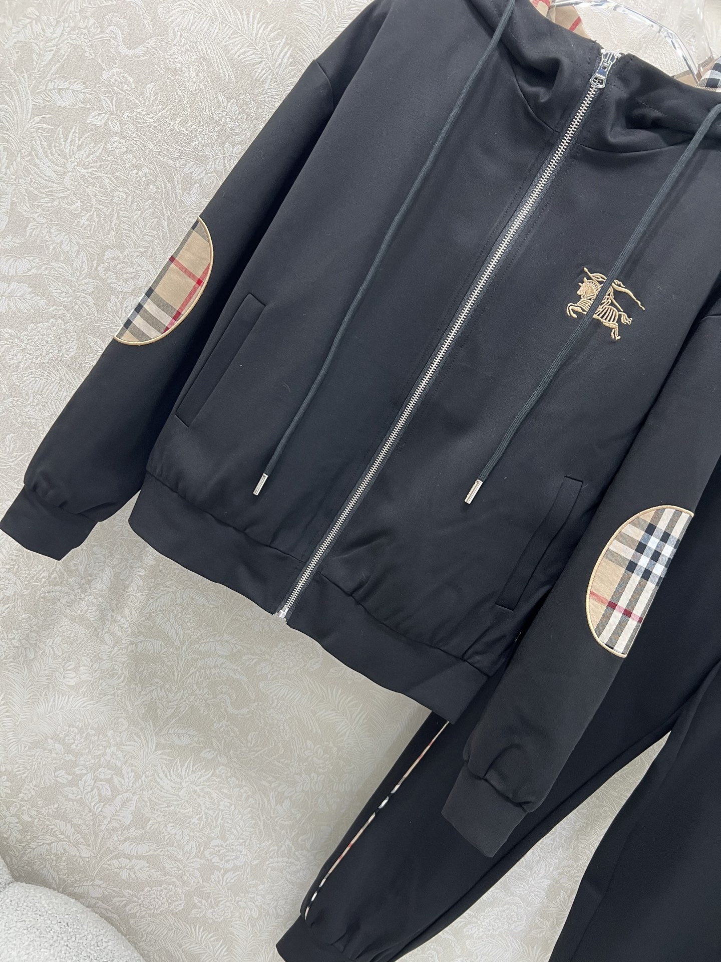 🔥🔥Burber*y 25秋冬新品套装！整套出售❗高端定制棉质螺纹带帽拉链外套 搭配松紧腰长裤 重工刺绣