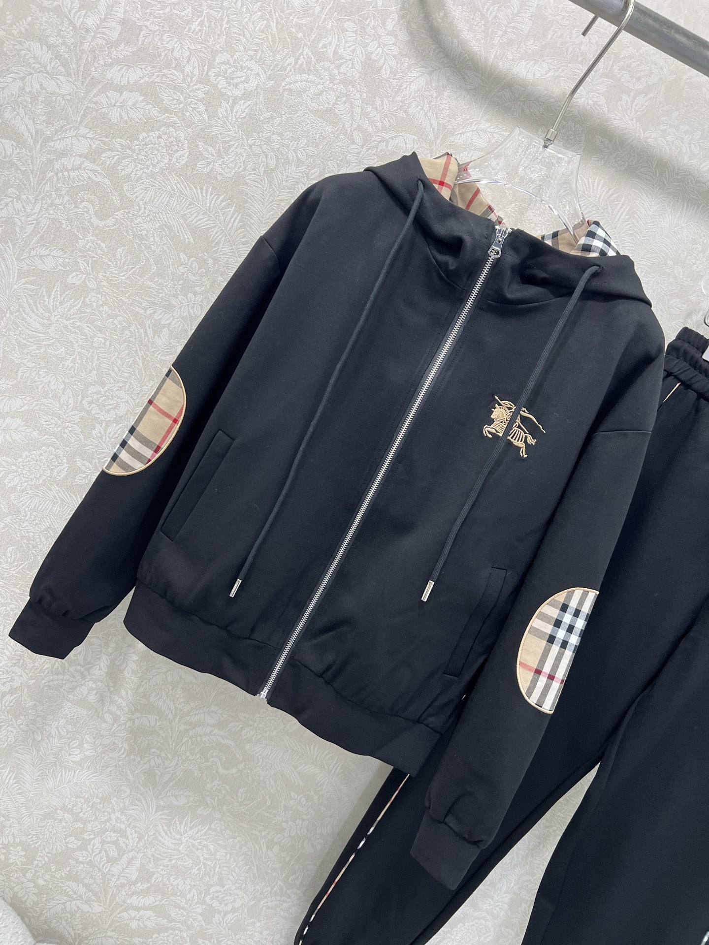 🔥🔥Burber*y 25秋冬新品套装！整套出售❗高端定制棉质螺纹带帽拉链外套 搭配松紧腰长裤 重工刺绣