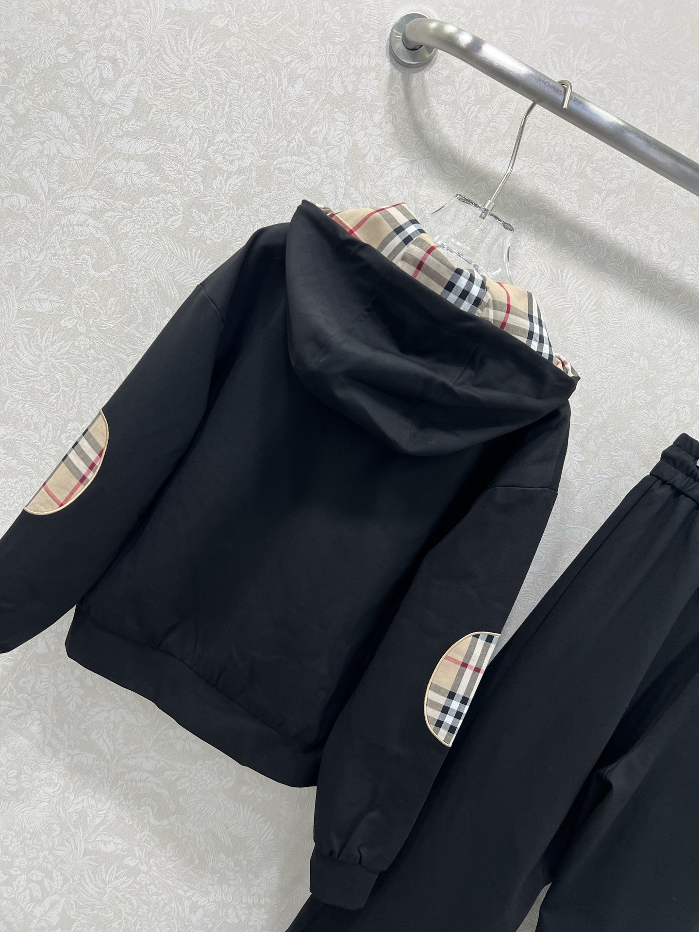 🔥🔥Burber*y 25秋冬新品套装！整套出售❗高端定制棉质螺纹带帽拉链外套 搭配松紧腰长裤 重工刺绣