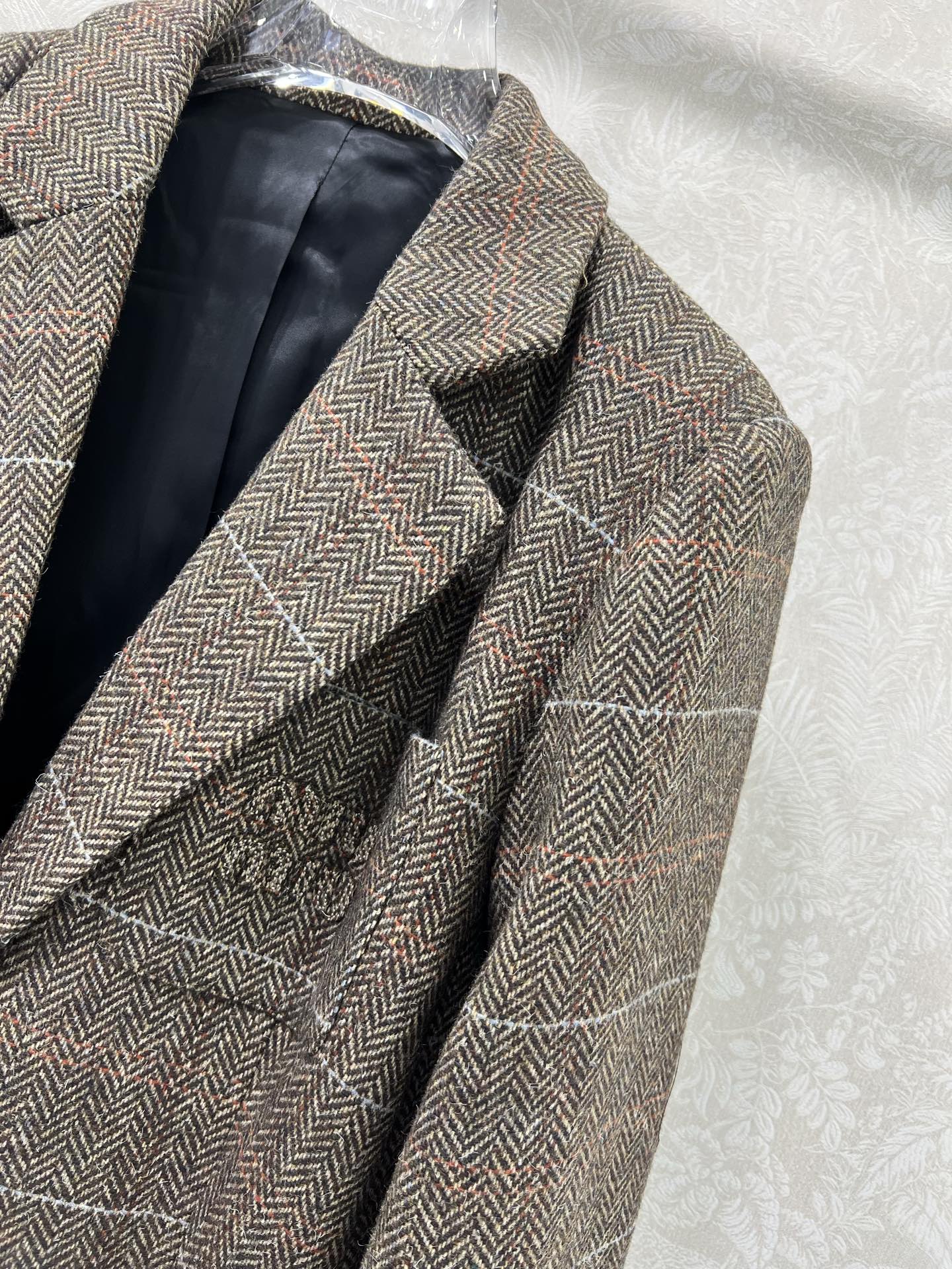 🔥🔥 mium* 25新款含羊毛西装外套 超火爆的美拉德色系 老钱风穿搭 胸前miu贴标定制五金 随性潇