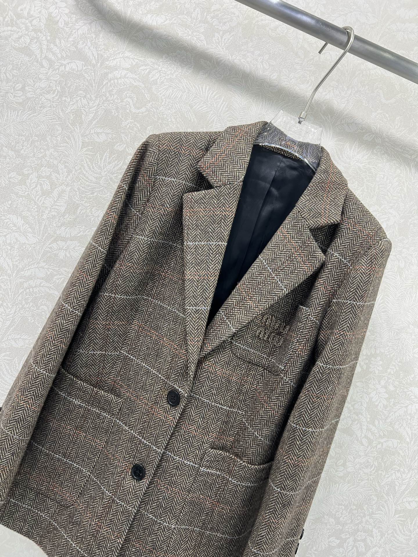 🔥🔥 mium* 25新款含羊毛西装外套 超火爆的美拉德色系 老钱风穿搭 胸前miu贴标定制五金 随性潇