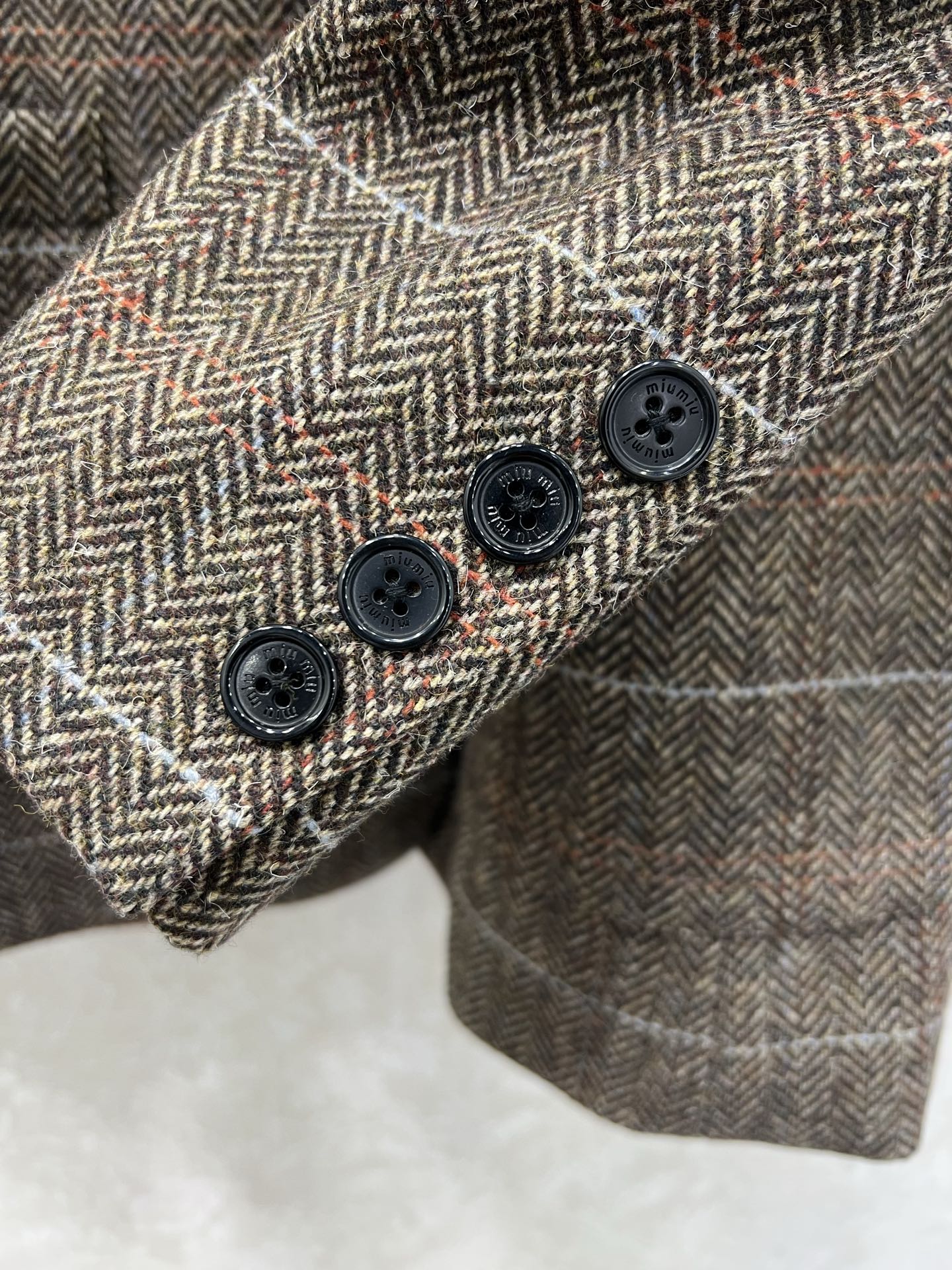 🔥🔥 mium* 25新款含羊毛西装外套 超火爆的美拉德色系 老钱风穿搭 胸前miu贴标定制五金 随性潇