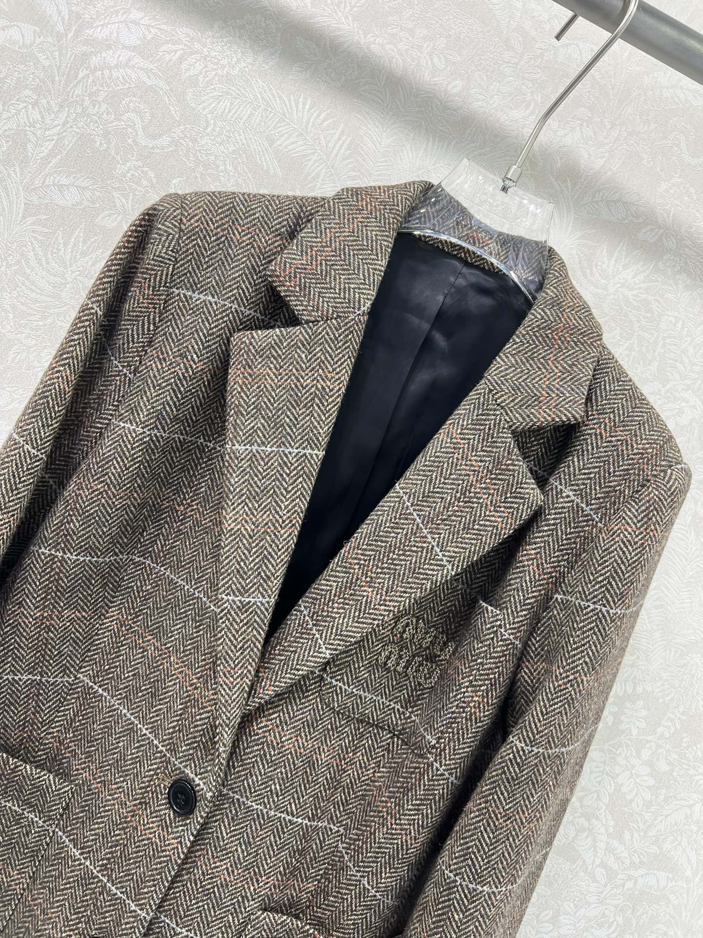 🔥🔥 mium* 25新款含羊毛西装外套 超火爆的美拉德色系 老钱风穿搭 胸前miu贴标定制五金 随性潇