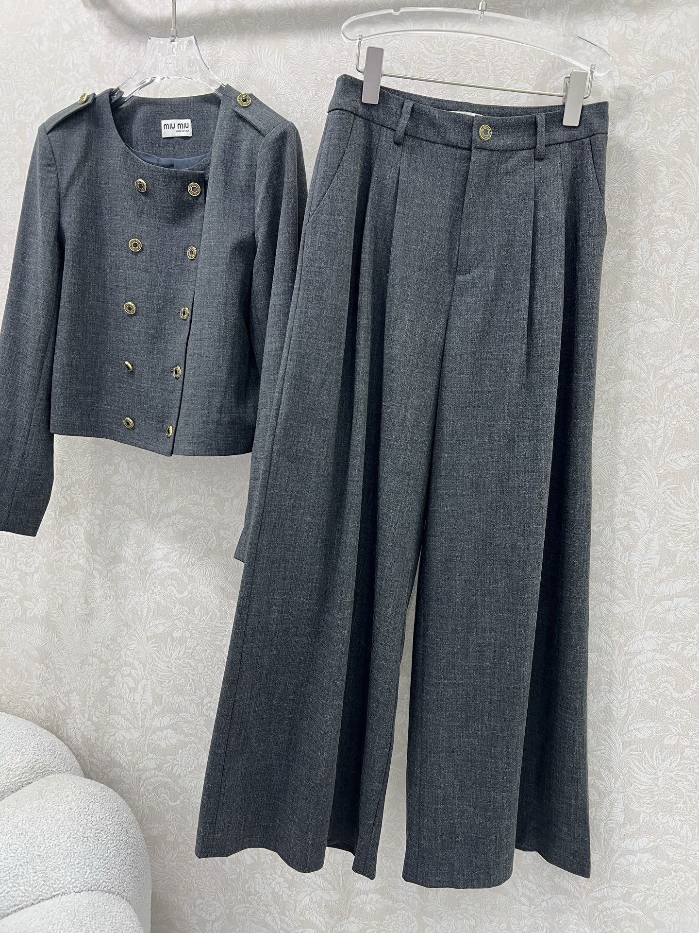 🔥🔥miumi*25新款含羊毛套装 经典圆领双排扣西服外套➕阔腿裤的组合 高级格雷灰 定制五金 上身就是