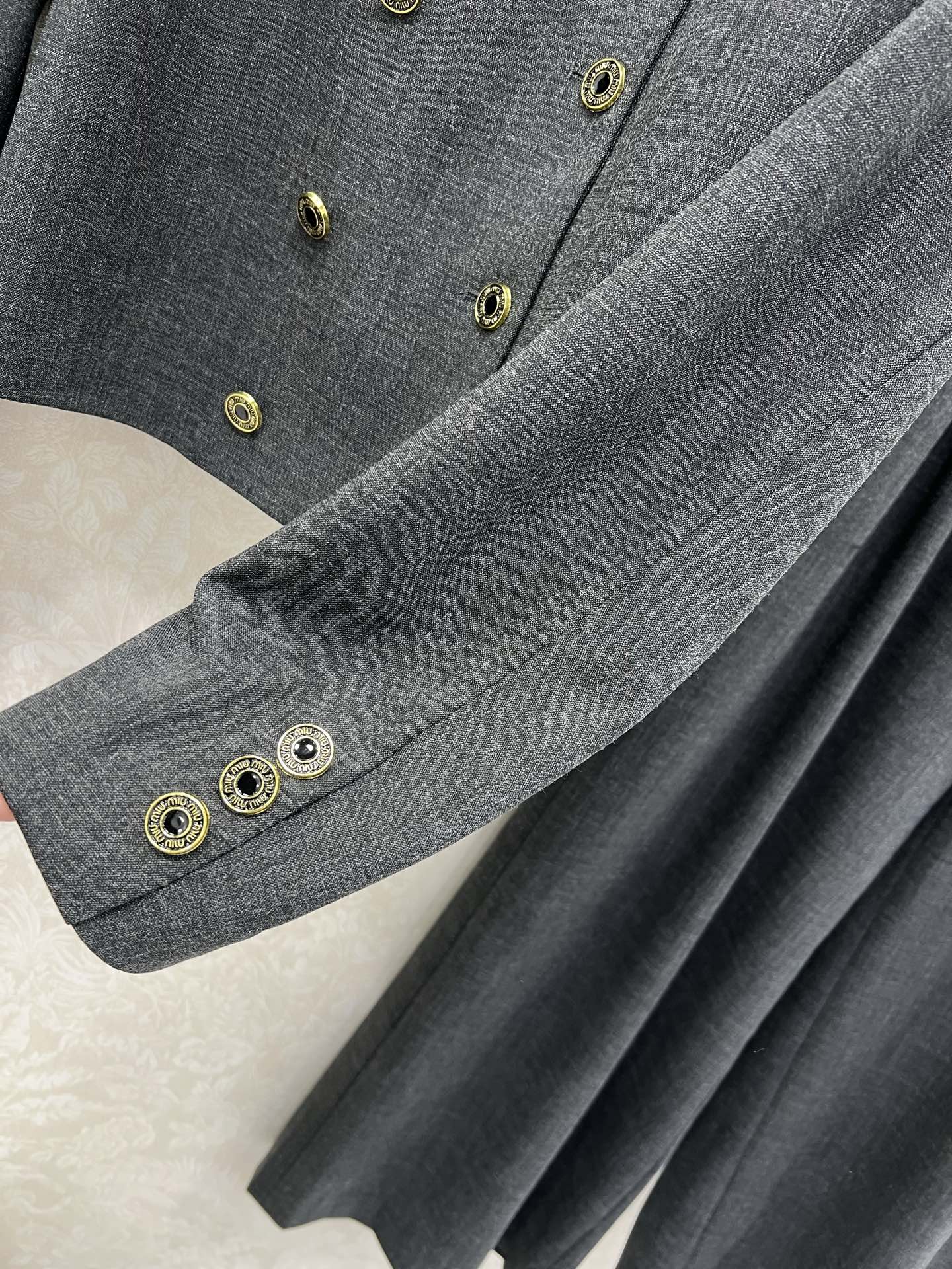 🔥🔥miumi*25新款含羊毛套装 经典圆领双排扣西服外套➕阔腿裤的组合 高级格雷灰 定制五金 上身就是