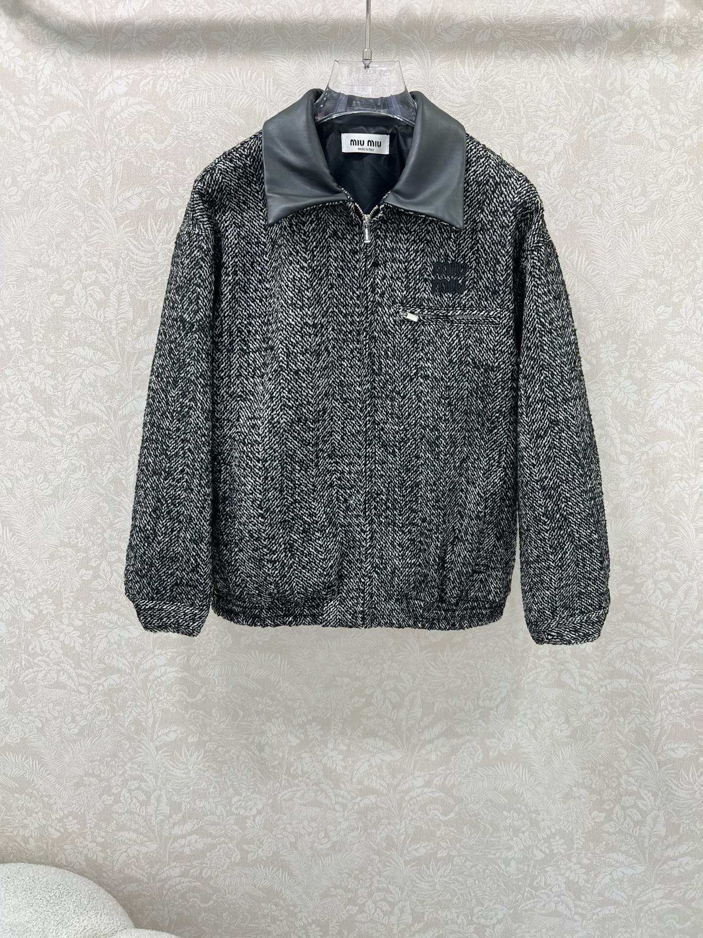 🔥🔥miumi*25新款含羊毛毛呢拼皮翻领外套 挺括有型 定制五金 胸前miu字母贴标 雪花粗呢面料 设