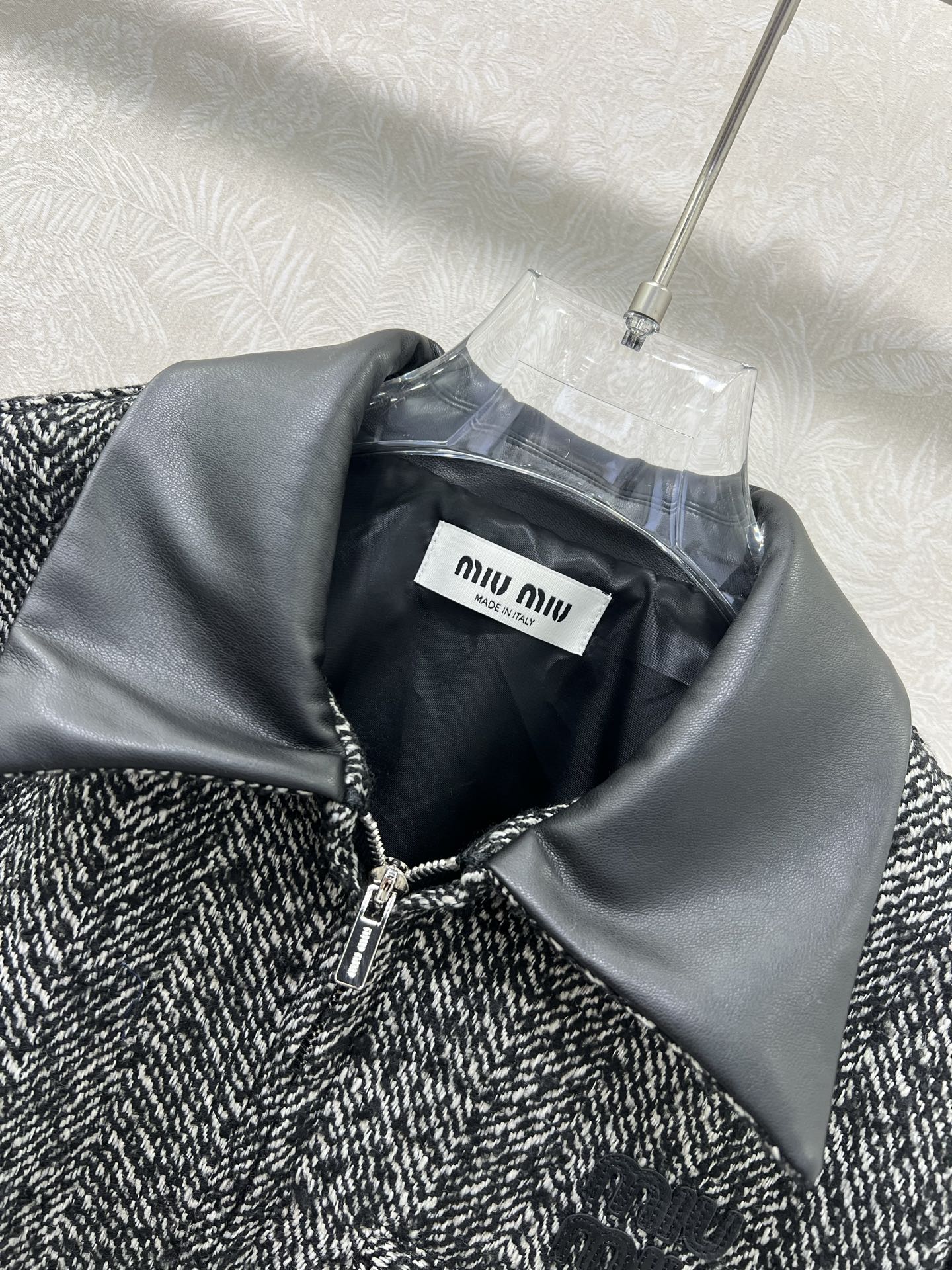 🔥🔥miumi*25新款含羊毛毛呢拼皮翻领外套 挺括有型 定制五金 胸前miu字母贴标 雪花粗呢面料 设