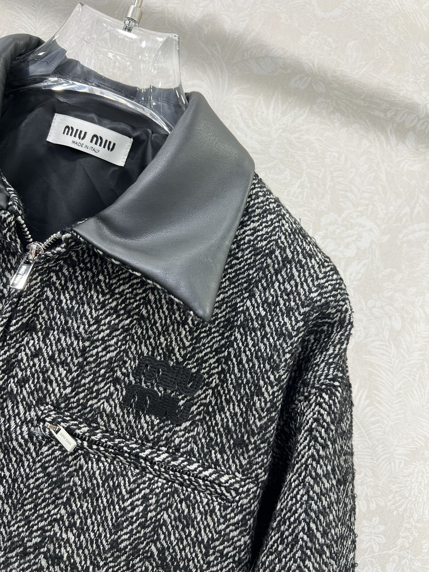 🔥🔥miumi*25新款含羊毛毛呢拼皮翻领外套 挺括有型 定制五金 胸前miu字母贴标 雪花粗呢面料 设