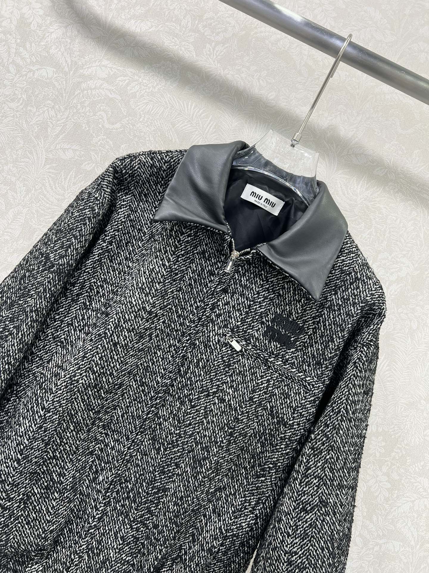 🔥🔥miumi*25新款含羊毛毛呢拼皮翻领外套 挺括有型 定制五金 胸前miu字母贴标 雪花粗呢面料 设