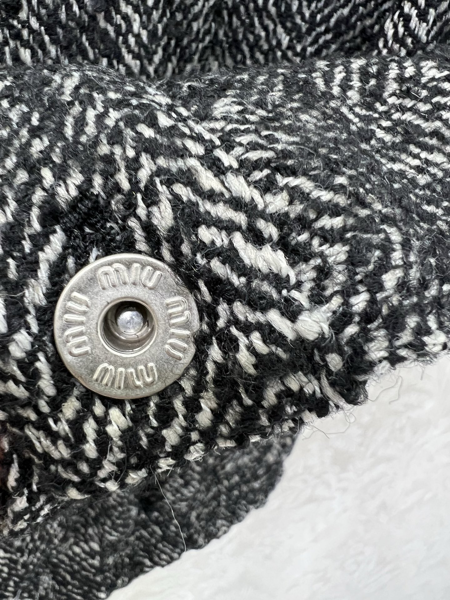 🔥🔥miumi*25新款含羊毛毛呢拼皮翻领外套 挺括有型 定制五金 胸前miu字母贴标 雪花粗呢面料 设