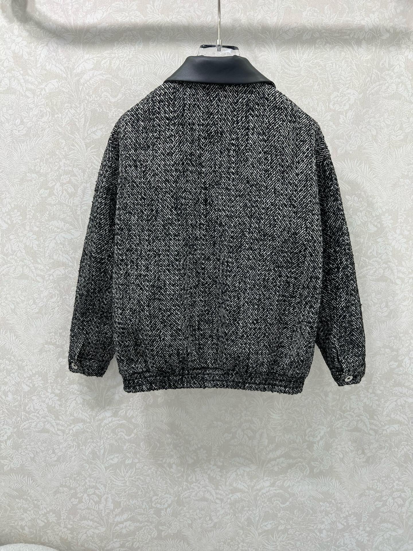 🔥🔥miumi*25新款含羊毛毛呢拼皮翻领外套 挺括有型 定制五金 胸前miu字母贴标 雪花粗呢面料 设