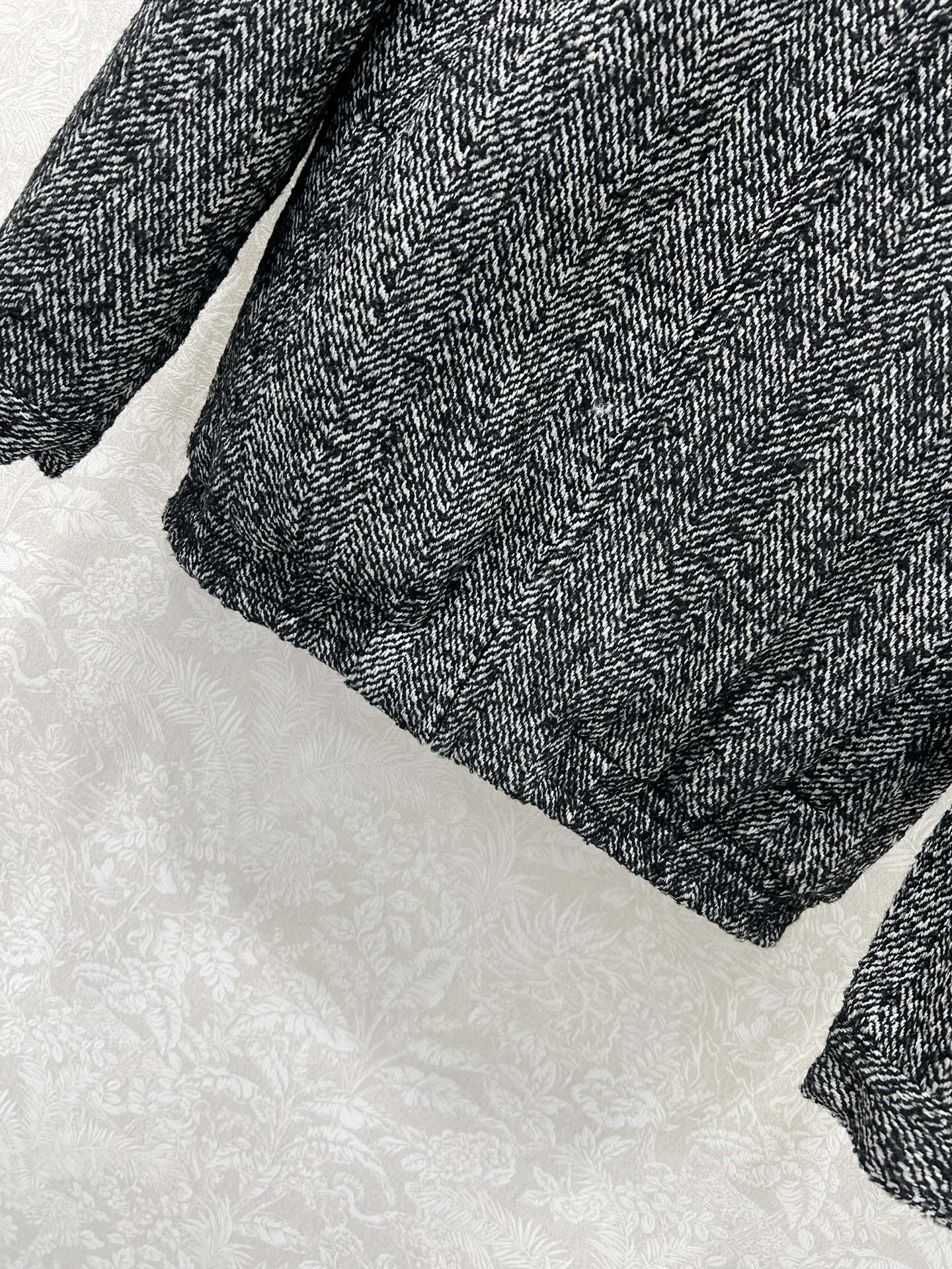 🔥🔥miumi*25新款含羊毛毛呢拼皮翻领外套 挺括有型 定制五金 胸前miu字母贴标 雪花粗呢面料 设