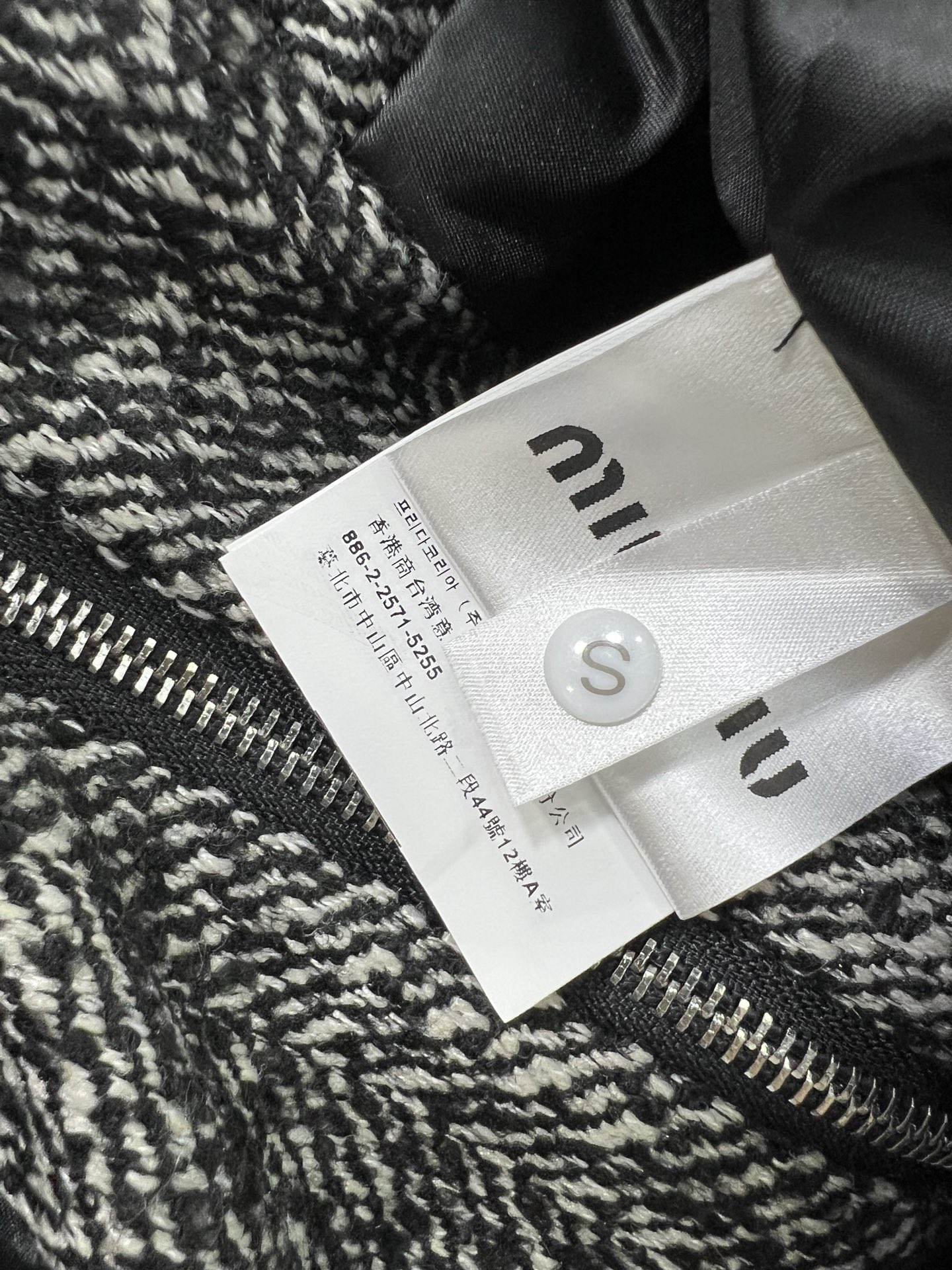 🔥🔥miumi*25新款含羊毛毛呢拼皮翻领外套 挺括有型 定制五金 胸前miu字母贴标 雪花粗呢面料 设