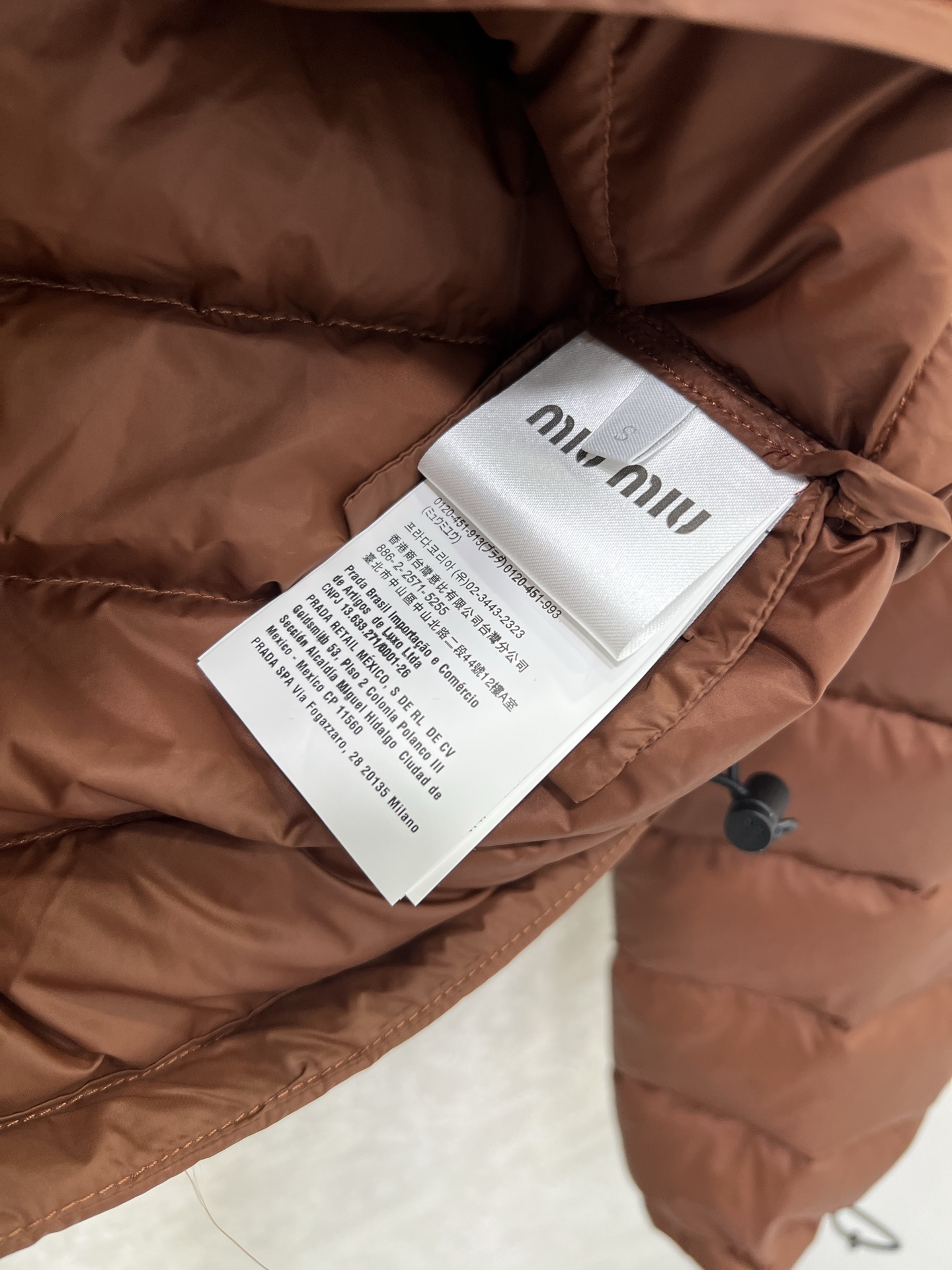 🔥🔥 Miumi*25新款连帽羽绒服 定制YB防风防水尼龙材质，90白鹅绒填充内里，整件轻盈保暖，连帽羽