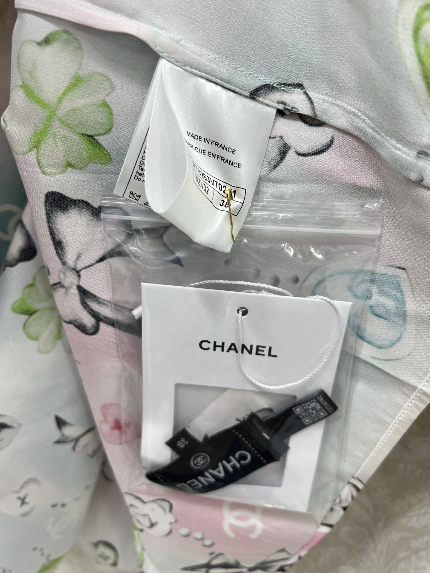 🔥🔥Chan*l 25新款桑蚕丝珠宝印花衬衣 100%真丝面料 注意细节区分版本‼️ 翻领拼接蕾丝设计 