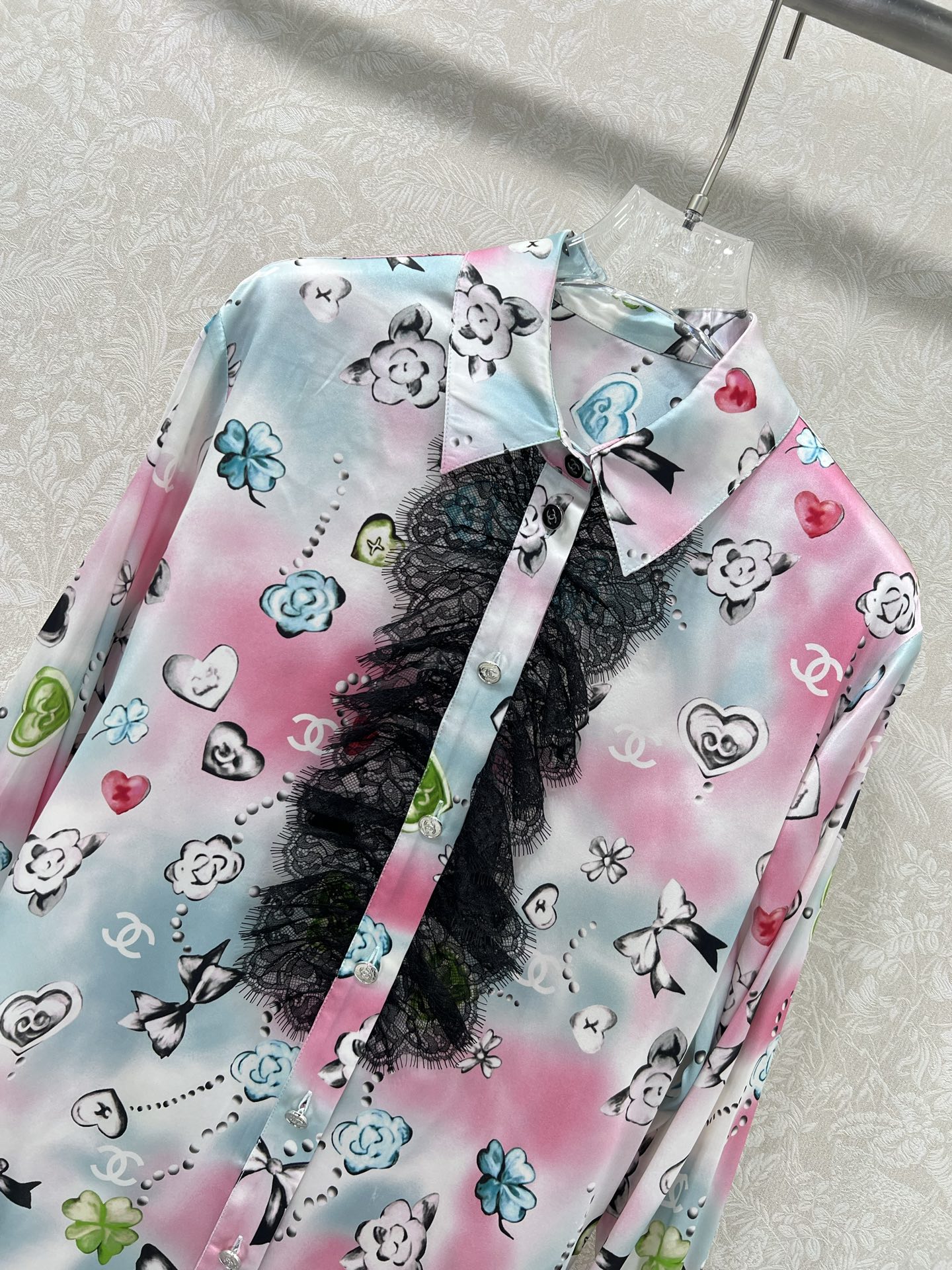 🔥🔥Chan*l 25新款桑蚕丝珠宝印花衬衣 100%真丝面料 注意细节区分版本‼️ 翻领拼接蕾丝设计 