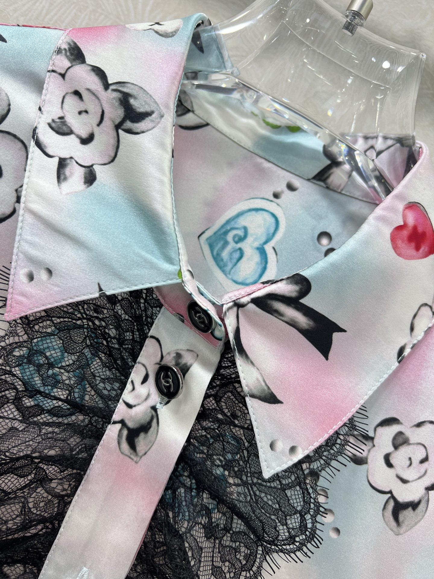 🔥🔥Chan*l 25新款桑蚕丝珠宝印花衬衣 100%真丝面料 注意细节区分版本‼️ 翻领拼接蕾丝设计 