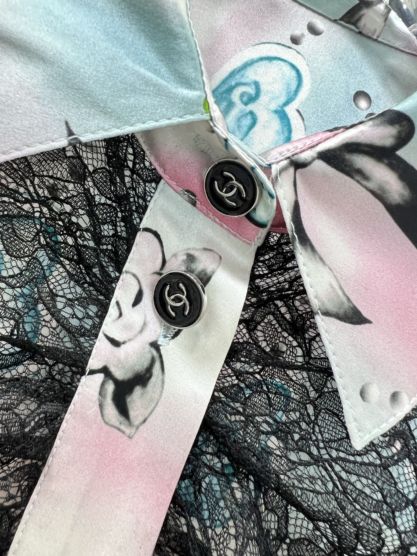 🔥🔥Chan*l 25新款桑蚕丝珠宝印花衬衣 100%真丝面料 注意细节区分版本‼️ 翻领拼接蕾丝设计 