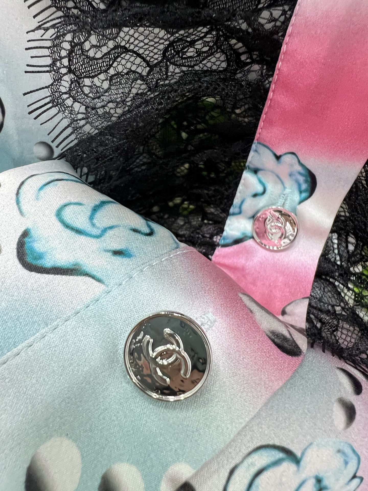 🔥🔥Chan*l 25新款桑蚕丝珠宝印花衬衣 100%真丝面料 注意细节区分版本‼️ 翻领拼接蕾丝设计 