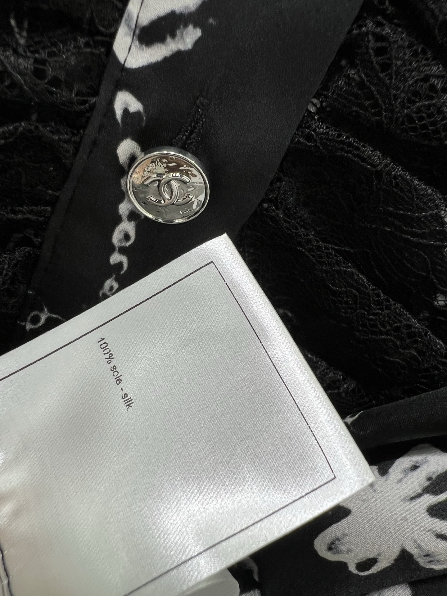 🔥🔥Chan*l 25新款桑蚕丝珠宝印花衬衣 100%真丝面料 注意细节区分版本‼️ 翻领拼接蕾丝设计 