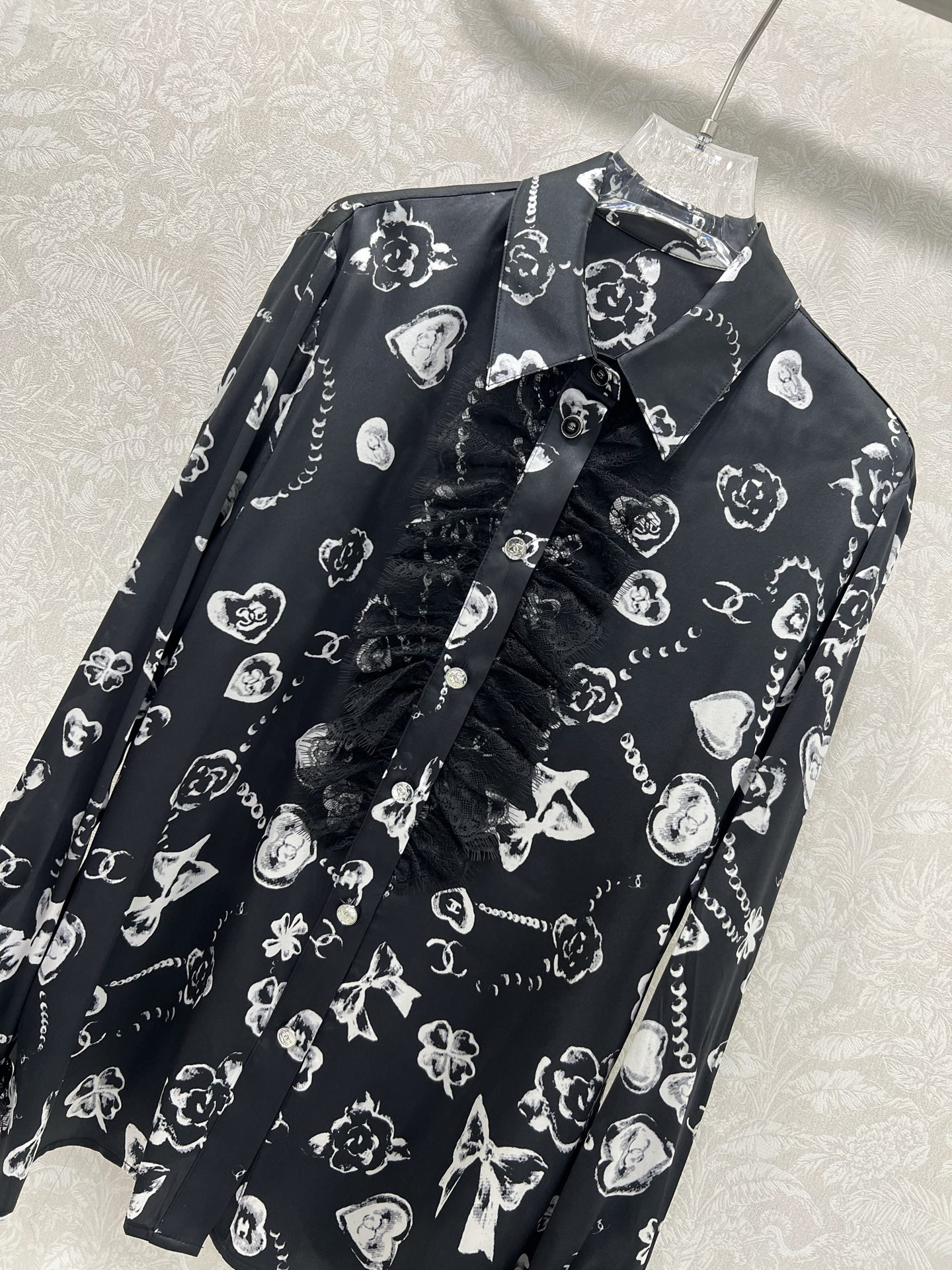 🔥🔥Chan*l 25新款桑蚕丝珠宝印花衬衣 100%真丝面料 注意细节区分版本‼️ 翻领拼接蕾丝设计 