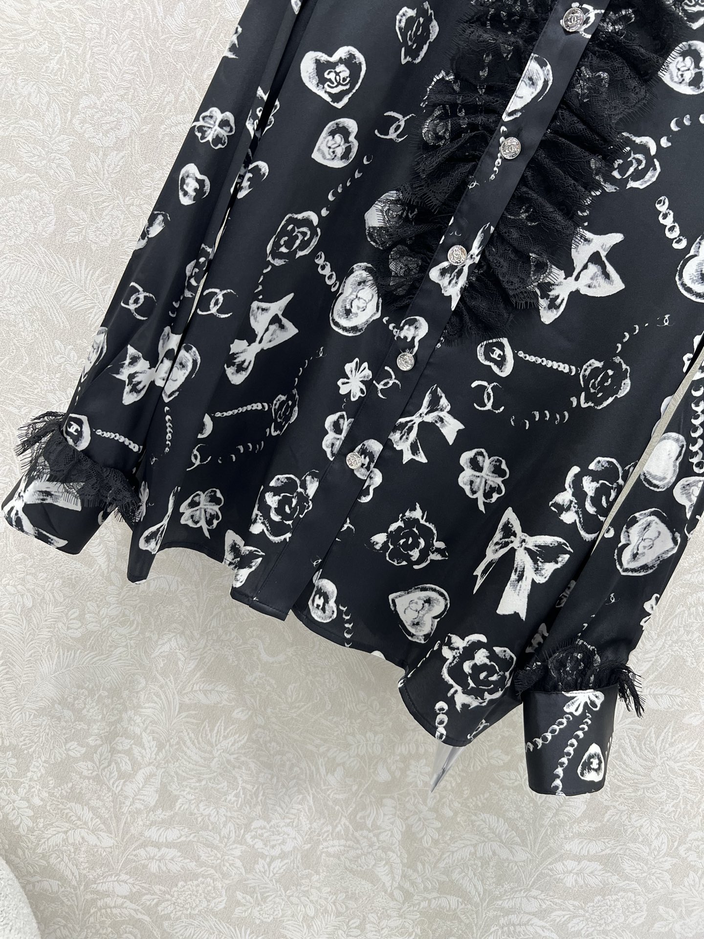 🔥🔥Chan*l 25新款桑蚕丝珠宝印花衬衣 100%真丝面料 注意细节区分版本‼️ 翻领拼接蕾丝设计 