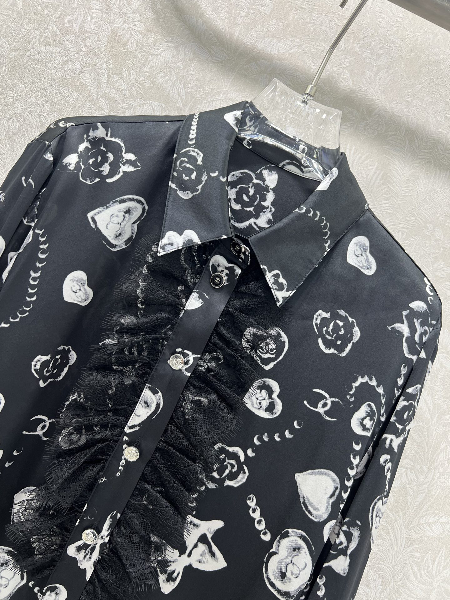 🔥🔥Chan*l 25新款桑蚕丝珠宝印花衬衣 100%真丝面料 注意细节区分版本‼️ 翻领拼接蕾丝设计 