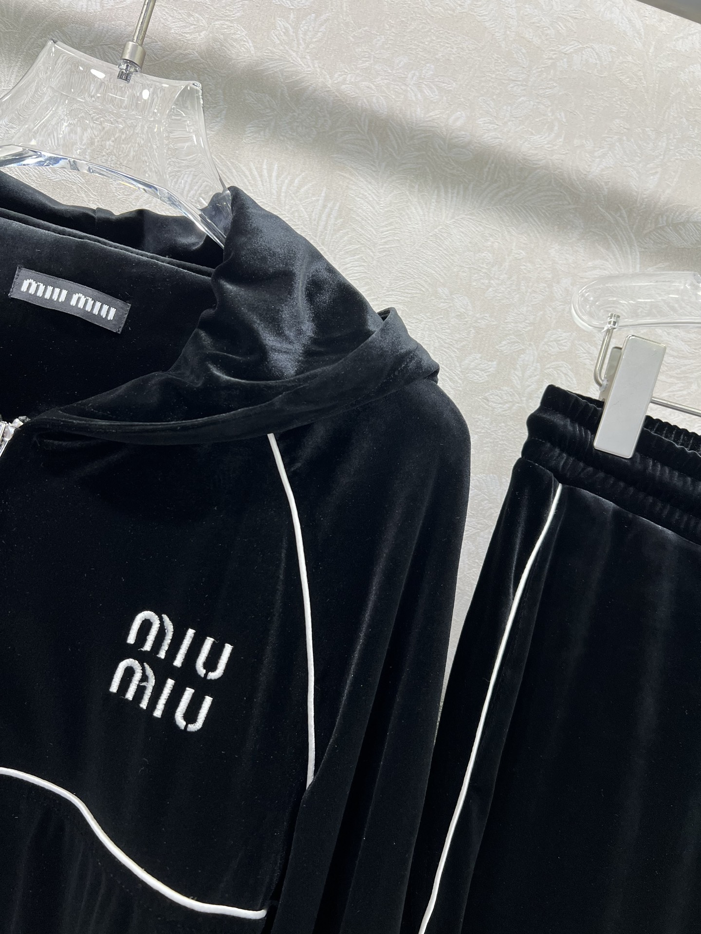 🔥🔥miumi*25新款休闲丝绒运动套装 定制面料 连帽外套➕休闲长裤 经典miu字母刺绣装饰 恰到好处
