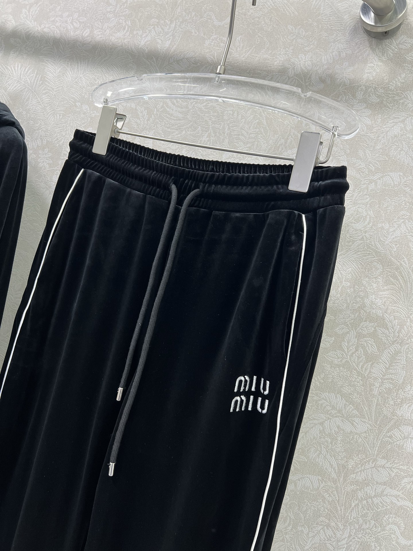 🔥🔥miumi*25新款休闲丝绒运动套装 定制面料 连帽外套➕休闲长裤 经典miu字母刺绣装饰 恰到好处