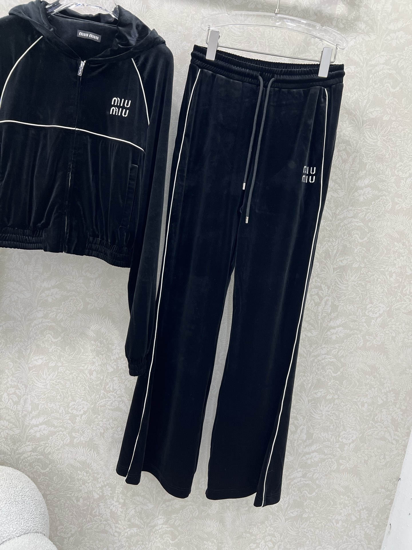 🔥🔥miumi*25新款休闲丝绒运动套装 定制面料 连帽外套➕休闲长裤 经典miu字母刺绣装饰 恰到好处