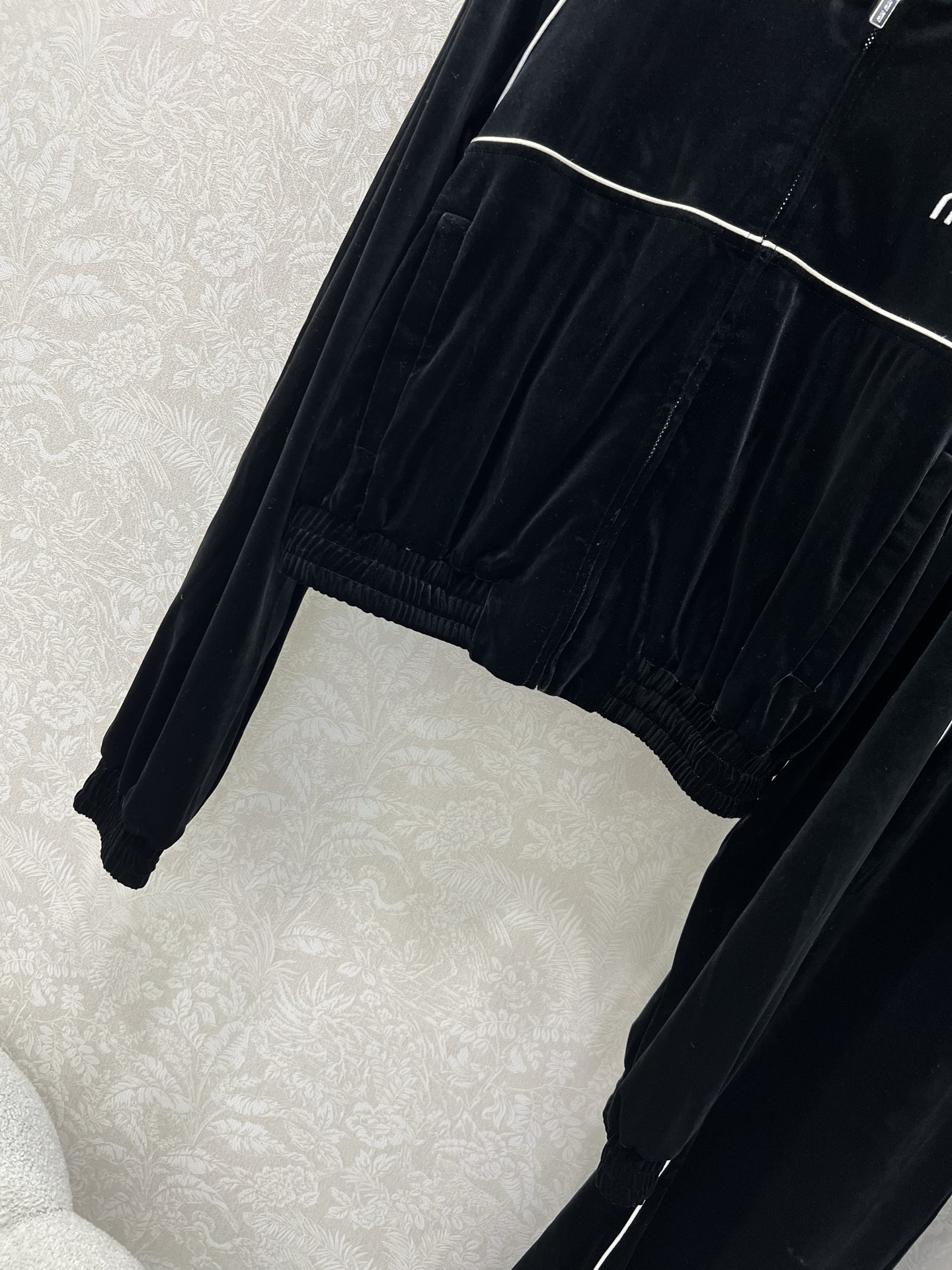 🔥🔥miumi*25新款休闲丝绒运动套装 定制面料 连帽外套➕休闲长裤 经典miu字母刺绣装饰 恰到好处