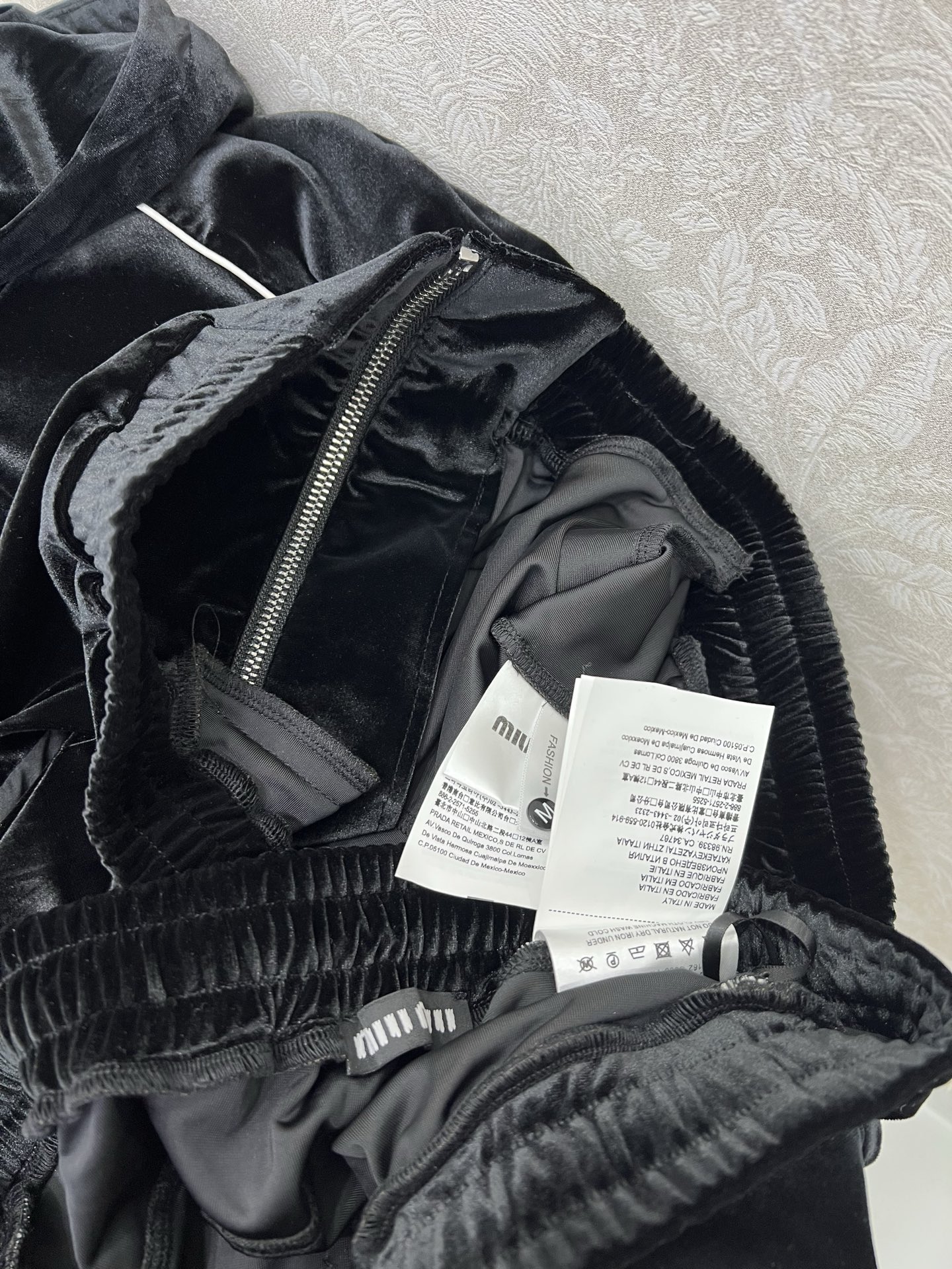 🔥🔥miumi*25新款休闲丝绒运动套装 定制面料 连帽外套➕休闲长裤 经典miu字母刺绣装饰 恰到好处