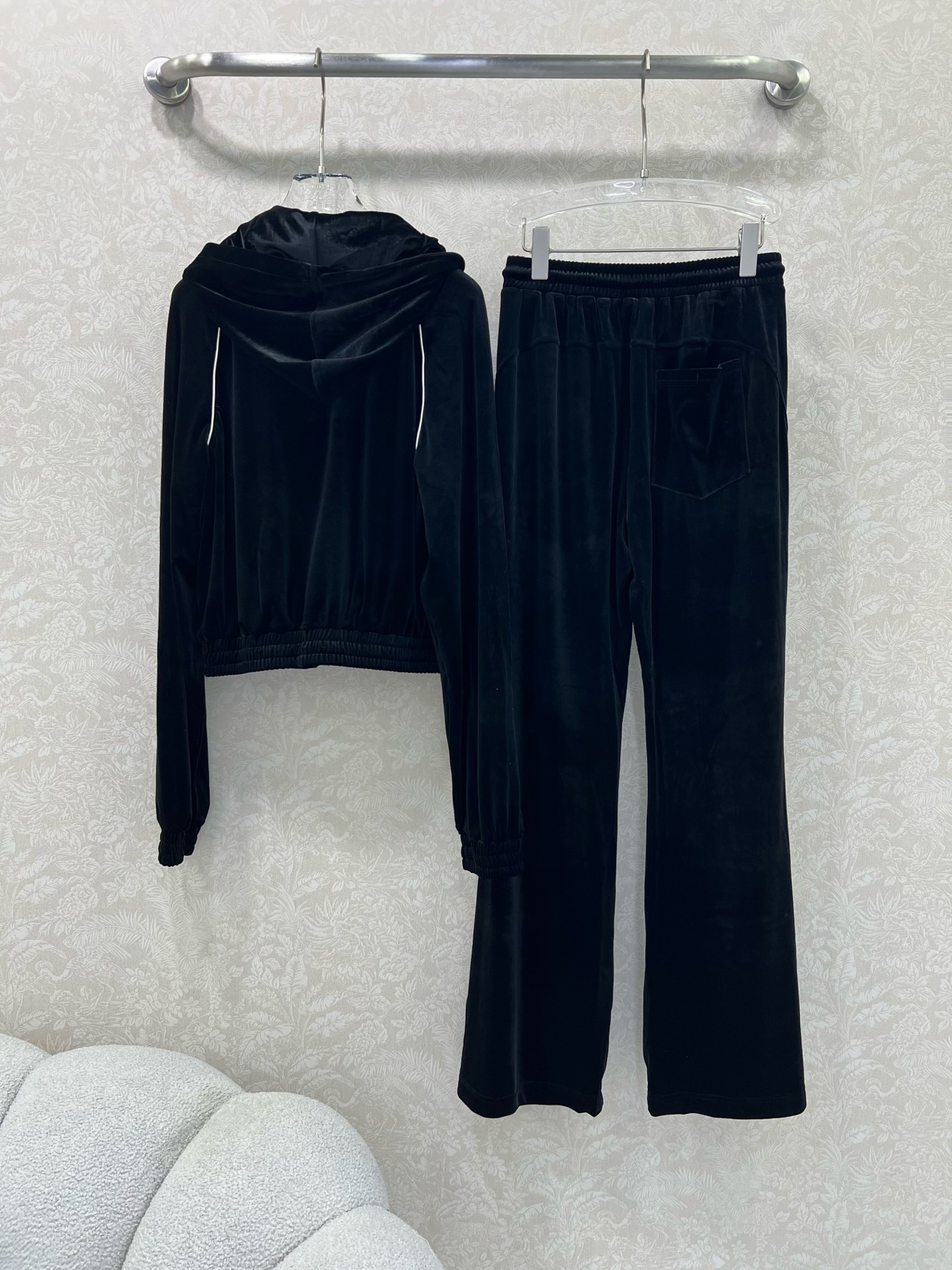 🔥🔥miumi*25新款休闲丝绒运动套装 定制面料 连帽外套➕休闲长裤 经典miu字母刺绣装饰 恰到好处