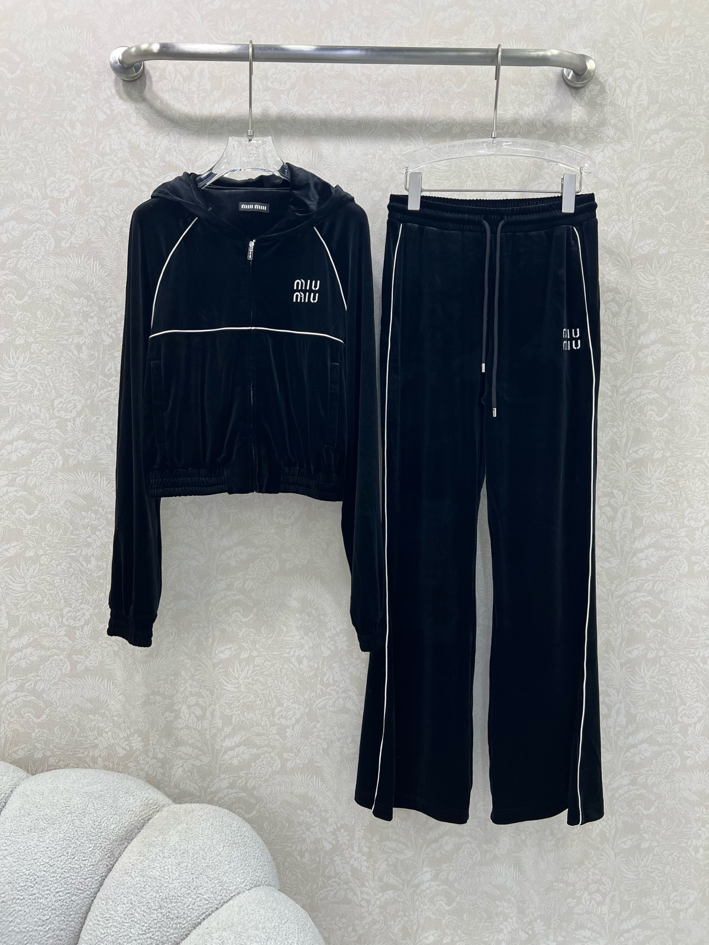 🔥🔥miumi*25新款休闲丝绒运动套装 定制面料 连帽外套➕休闲长裤 经典miu字母刺绣装饰 恰到好处