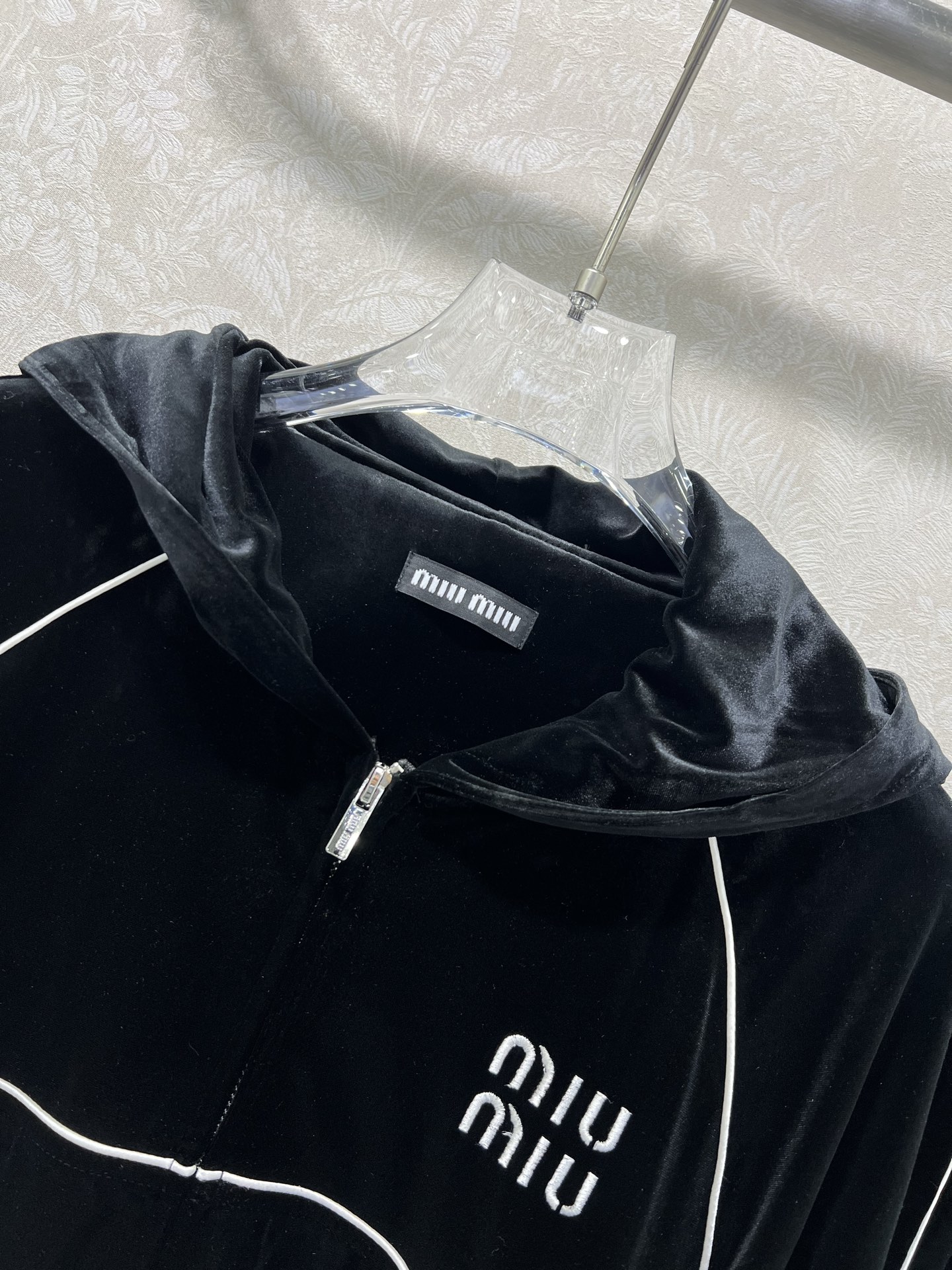 🔥🔥miumi*25新款休闲丝绒运动套装 定制面料 连帽外套➕休闲长裤 经典miu字母刺绣装饰 恰到好处