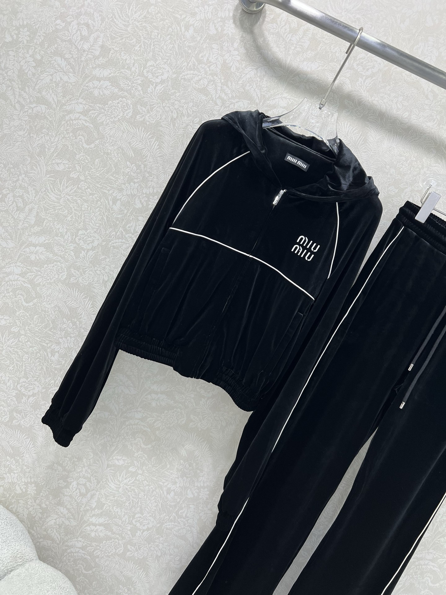 🔥🔥miumi*25新款休闲丝绒运动套装 定制面料 连帽外套➕休闲长裤 经典miu字母刺绣装饰 恰到好处