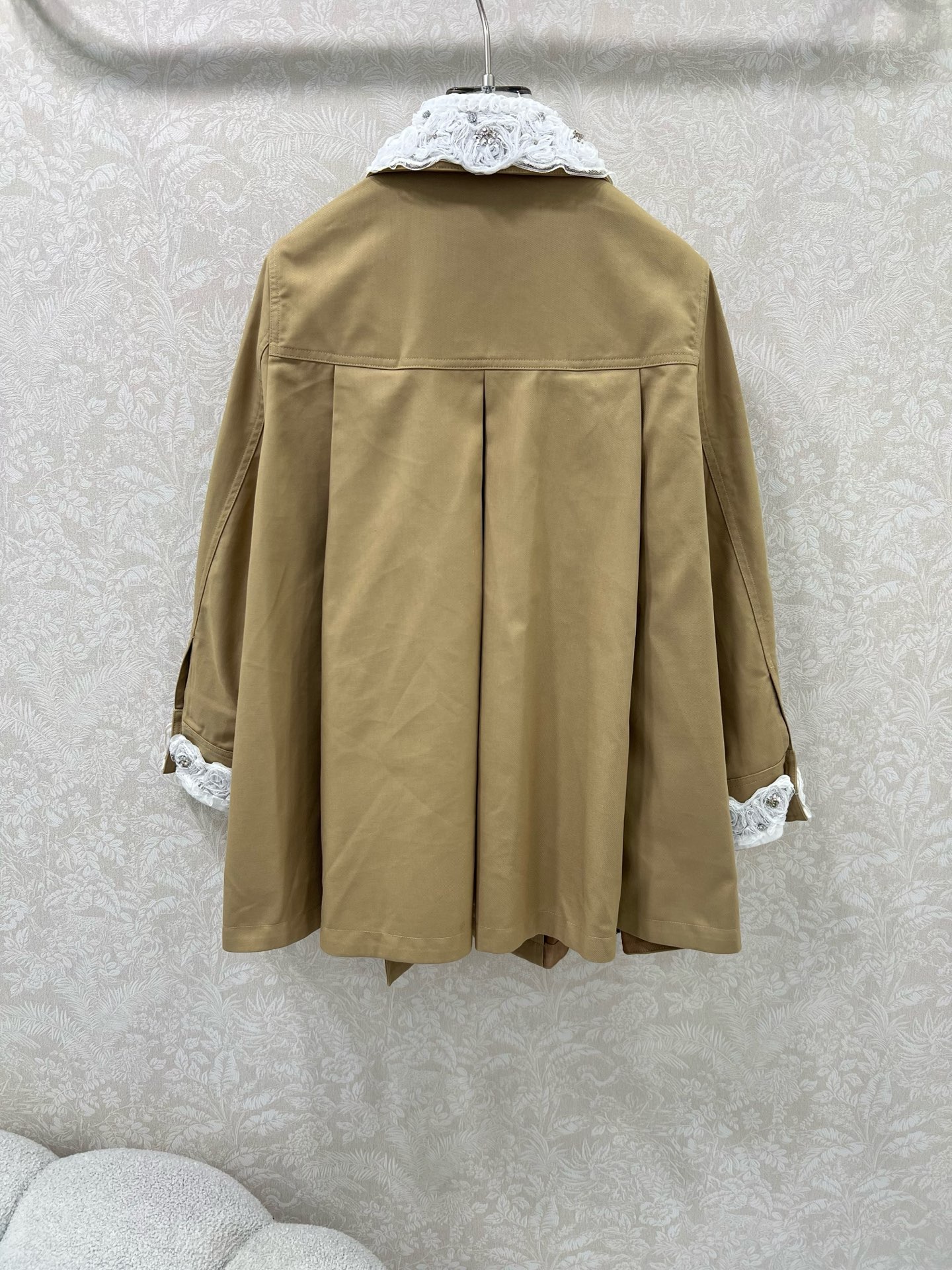 🔥🔥miumi*25早秋新款重工订钻拼蕾丝风衣外套 双排扣娃娃款设计 领口定制可拆卸花边 定制五金A版显