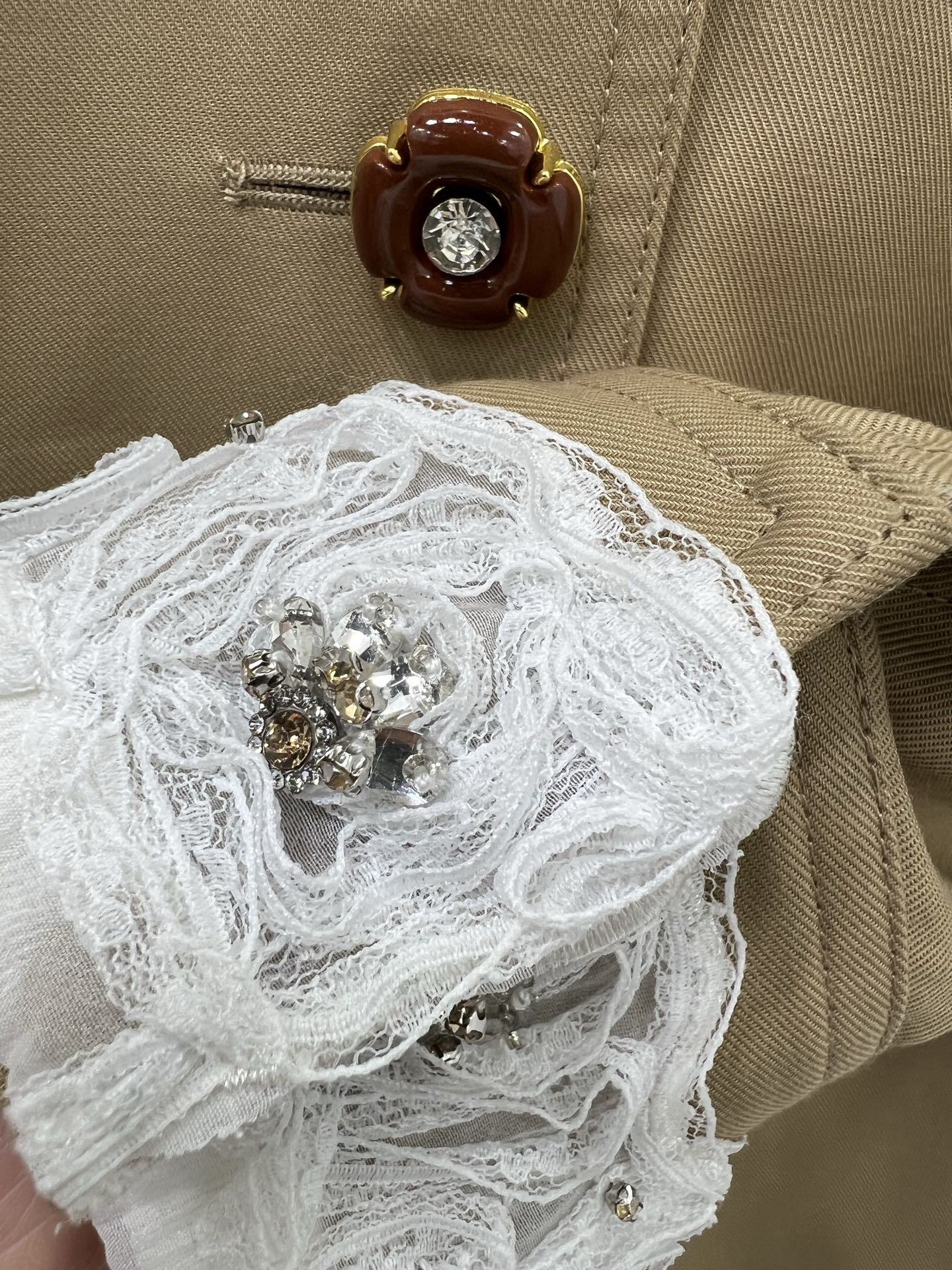 🔥🔥miumi*25早秋新款重工订钻拼蕾丝风衣外套 双排扣娃娃款设计 领口定制可拆卸花边 定制五金A版显