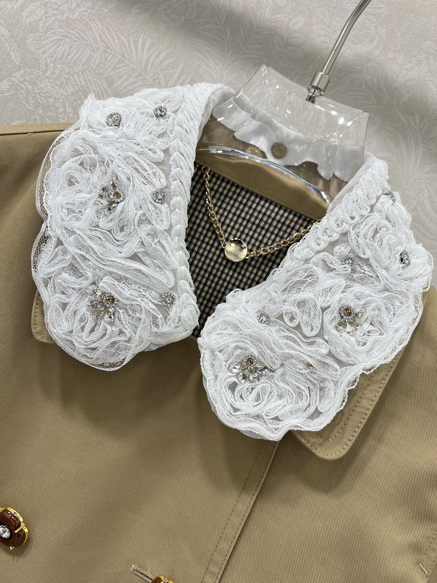 🔥🔥miumi*25早秋新款重工订钻拼蕾丝风衣外套 双排扣娃娃款设计 领口定制可拆卸花边 定制五金A版显