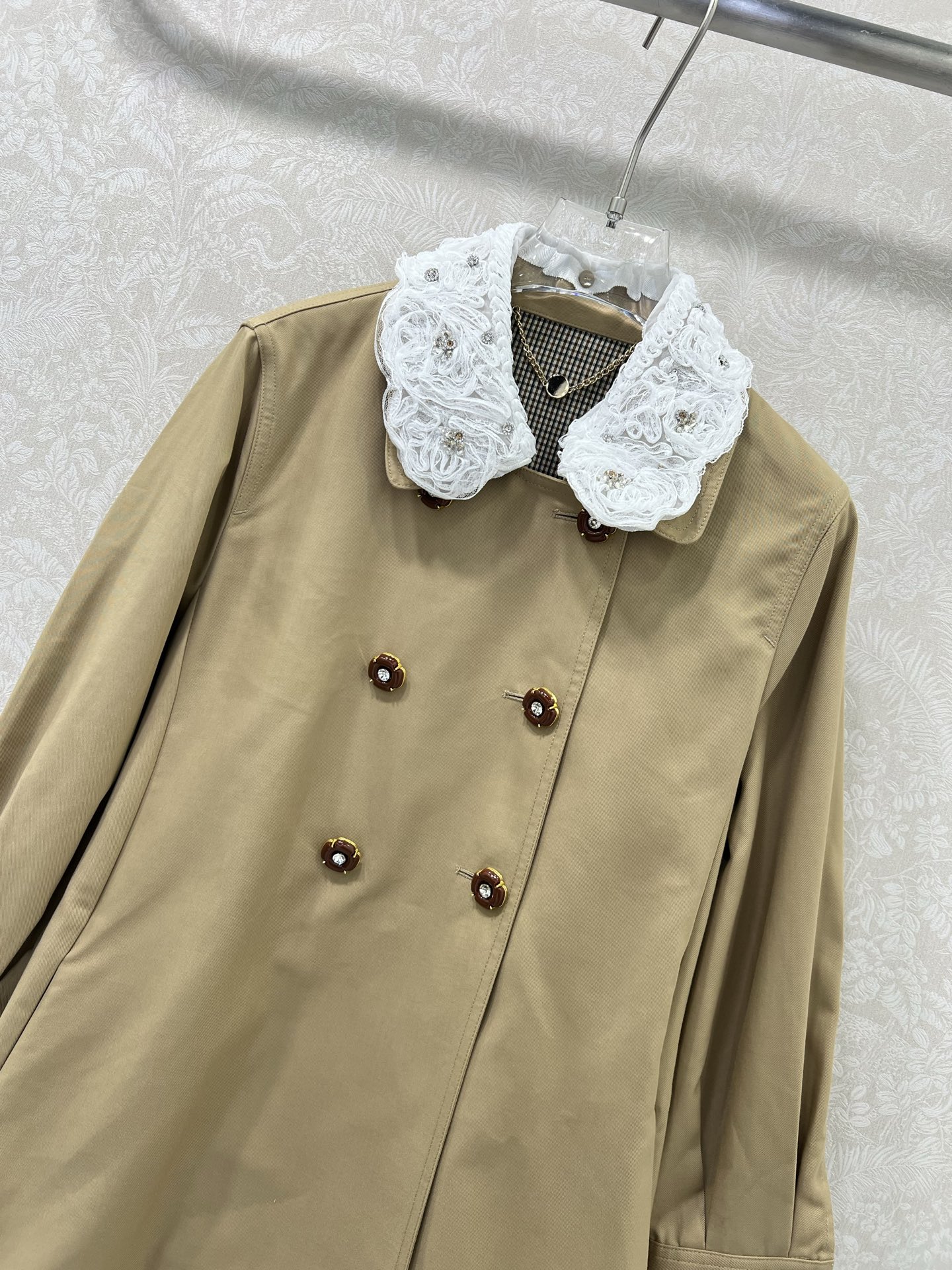 🔥🔥miumi*25早秋新款重工订钻拼蕾丝风衣外套 双排扣娃娃款设计 领口定制可拆卸花边 定制五金A版显